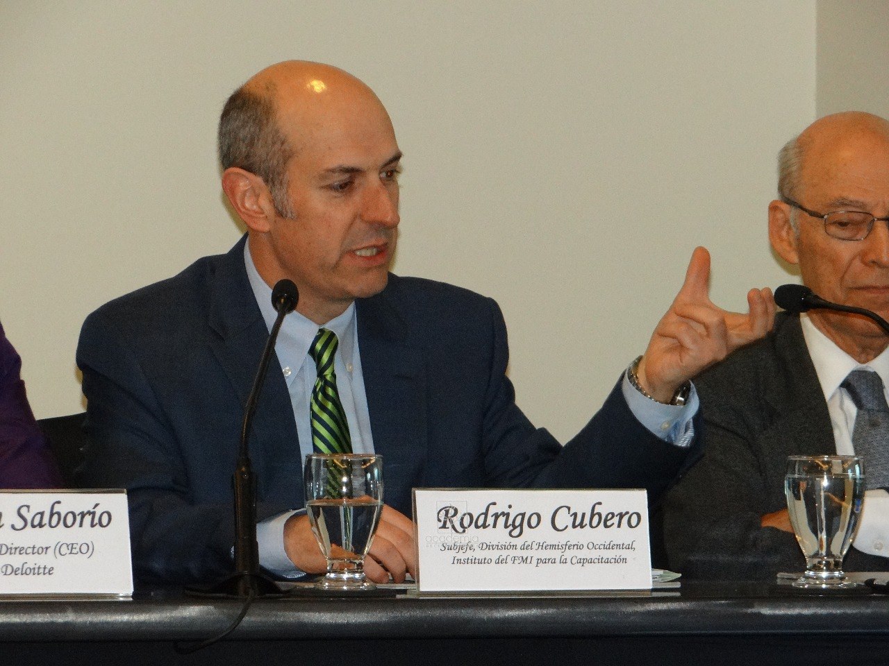Rodrigo Cubero (centro), subjefe de la División de Hemisferio Occidental, del Instituto del Fondo Monetario Internacional para la Capacitación, expone en un foro organizado por la Academia de Centroamérica, en alianza con Deloitte Costa Rica, el pasado 13 de febrero.