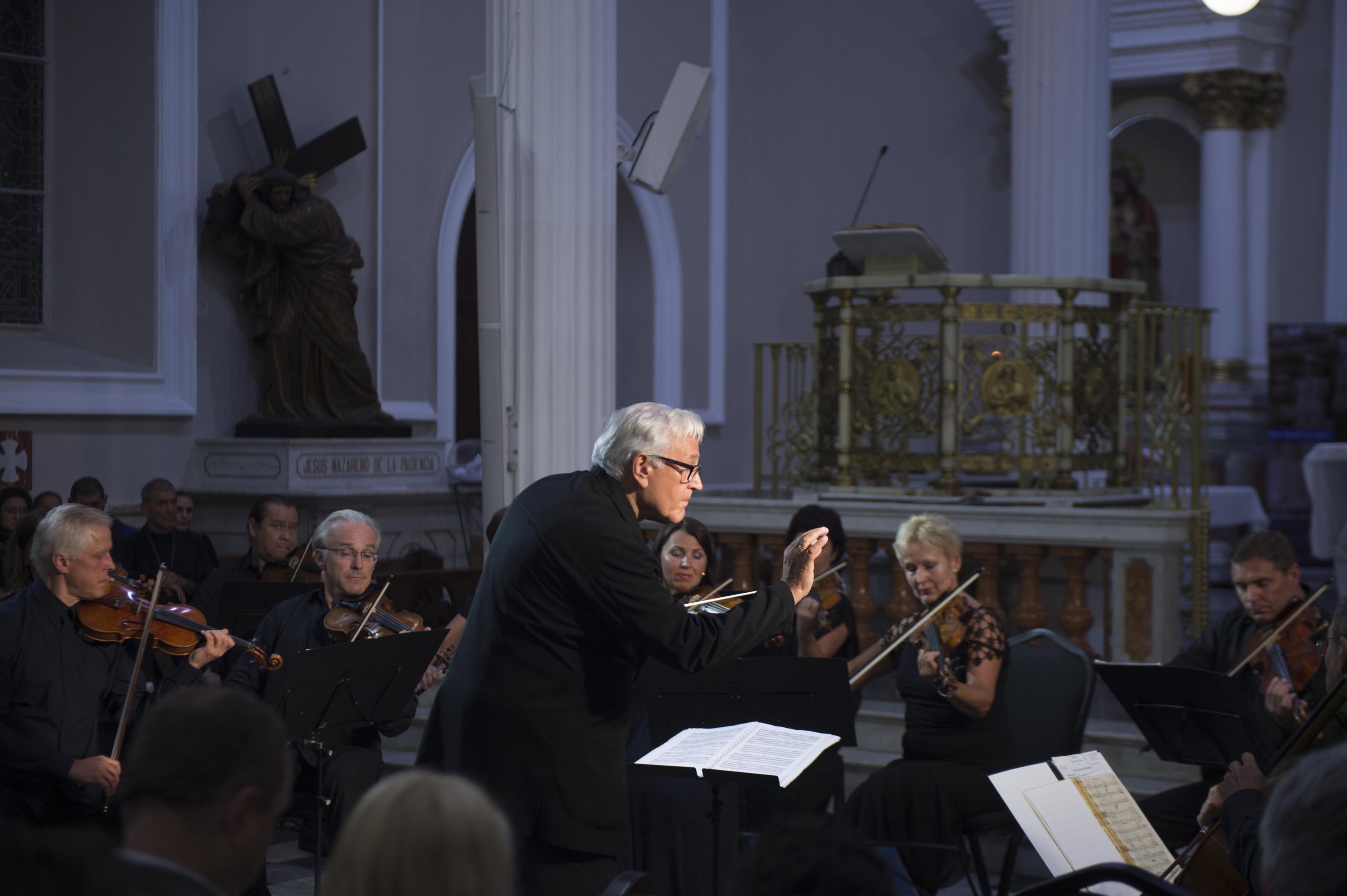 25/08/17. MATERIAL EMBARGADO VIVA PUBLICACION 27 DE AGOSTO. Iglesia de la Soledad, San José, Costa Rica. Concierto con la Orquesta de la Cámara de Lituania y el Director David Geringas, Presentación gratuita del Festival BAC Credomatic.Fotografía: Alejandro Gamboa Madrigal