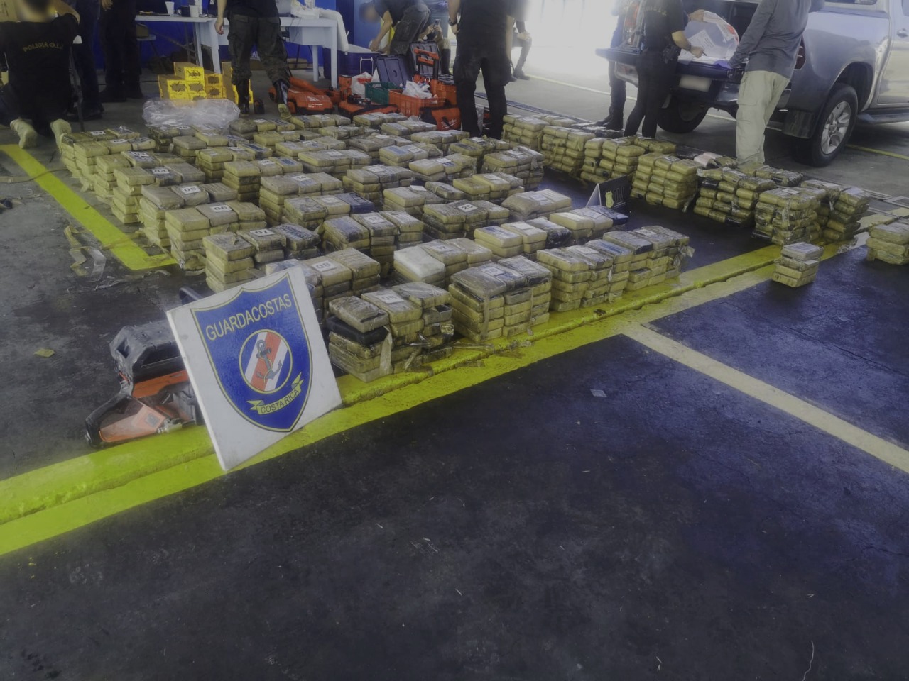 El Servicio Nacional de Guardacostas, en una operación conjunta con autoridades de Estados Unidos y el OIJ interceptaron dos lanchas pesqueras cargadas con armas y cocaína en el Pacífico.