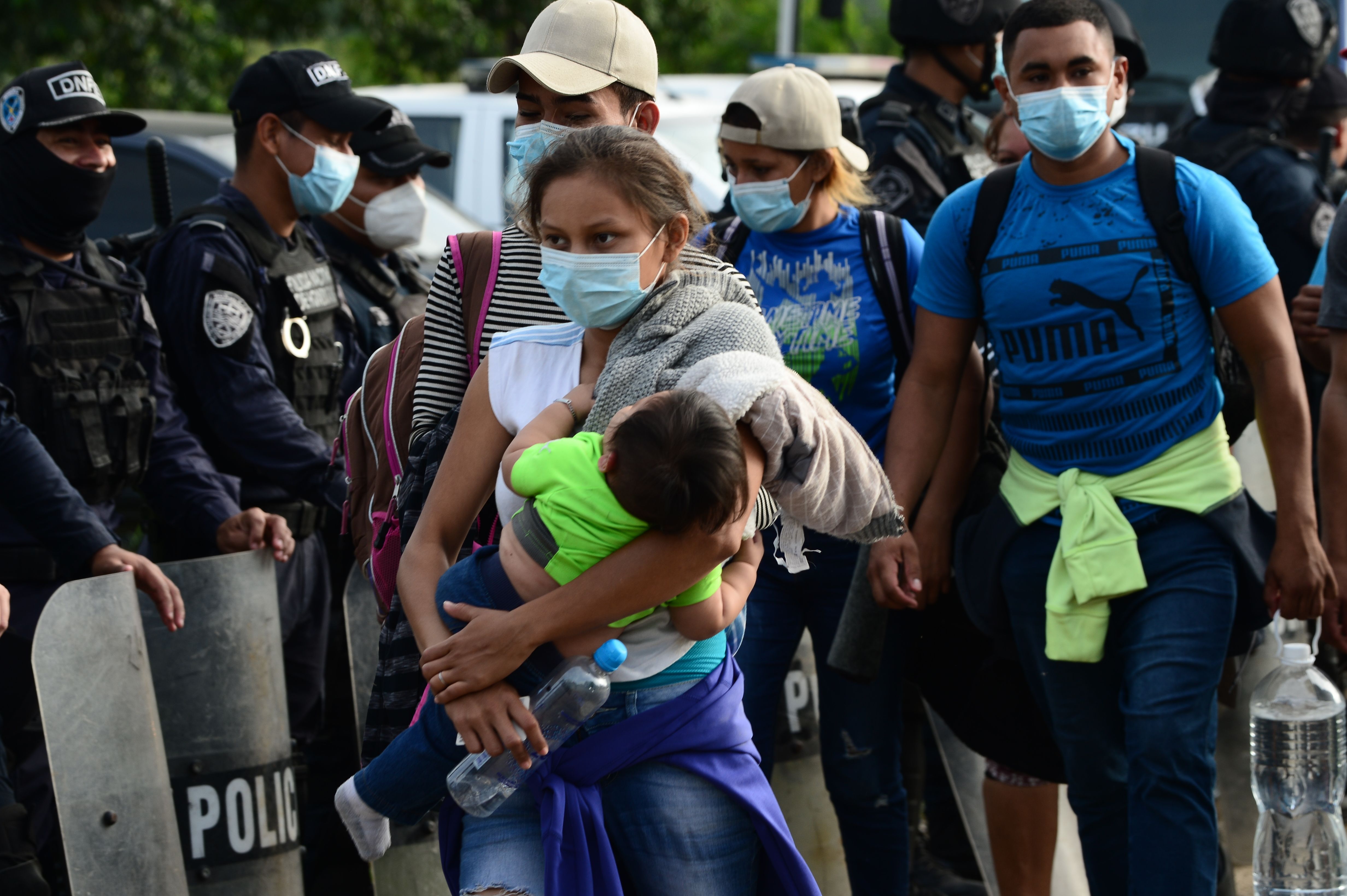 Honduran migrants move to Agua Caliente, on the border between Honduras and Guatemala, on their way to the United States, on January 15, 2021. - Hundreds of asylum seekers are forming new migrant caravans in Honduras, planning to walk thousands of kilometers through Central America to the United States via Guatemala and Mexico, in search of a better life under the new administration of President-elect Joe Biden. (Photo by Orlando SIERRA / AFP)