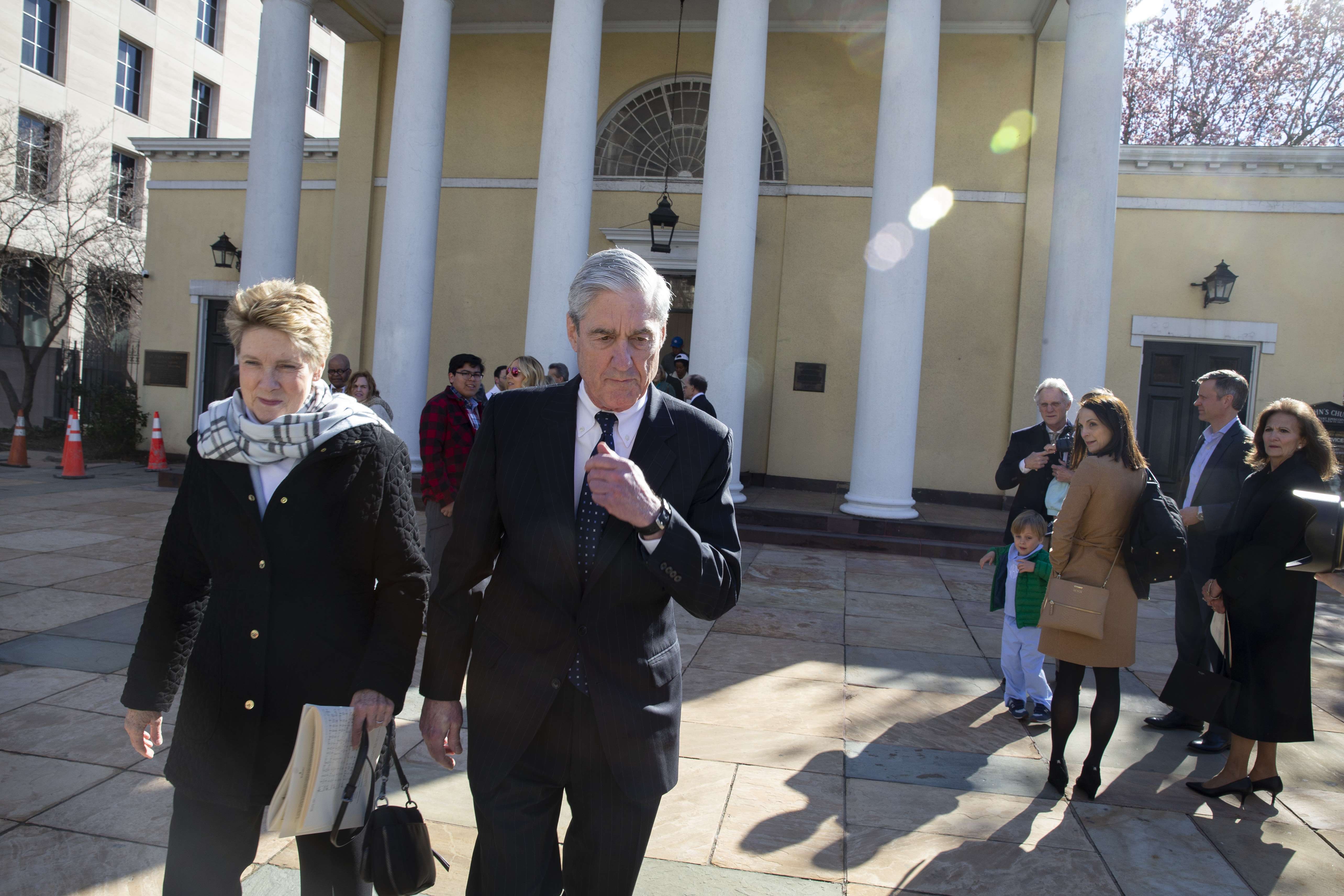 El fiscal especial Robert Mueller y su esposa, Ann Mueller, después de asistir a la iglesia este domingo, en Washington. El funcionario sonrió brevemente a los fotógrafos y se retiró sin pronunciar palabra. Foto: AFP.