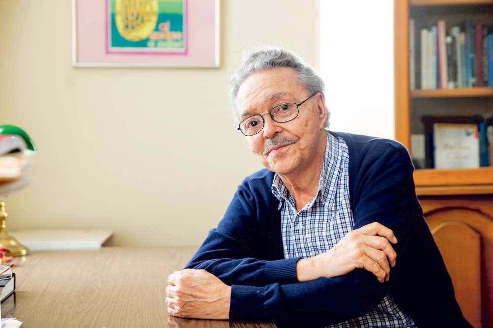 23/11/2016. San Pedro. Retrato del director y actor de teatro Lucho Barahona en su casa de habitación. Foto Adrián Soto.