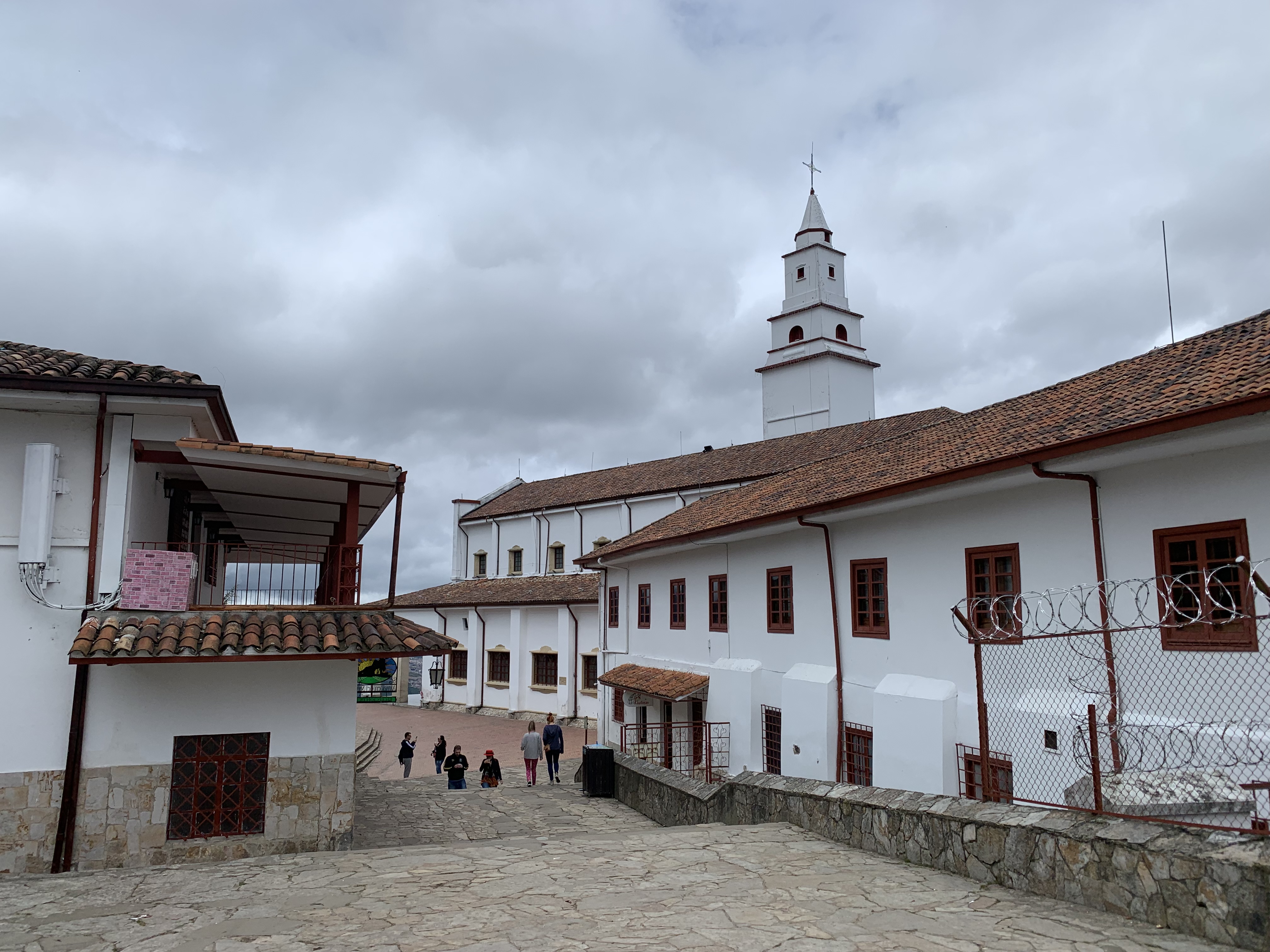 Colombia es uno de los sitios predilectos de los ticos por sus bajos precios. Una visita obligatoria es ir al Cerro Monserrate en Bogotá.