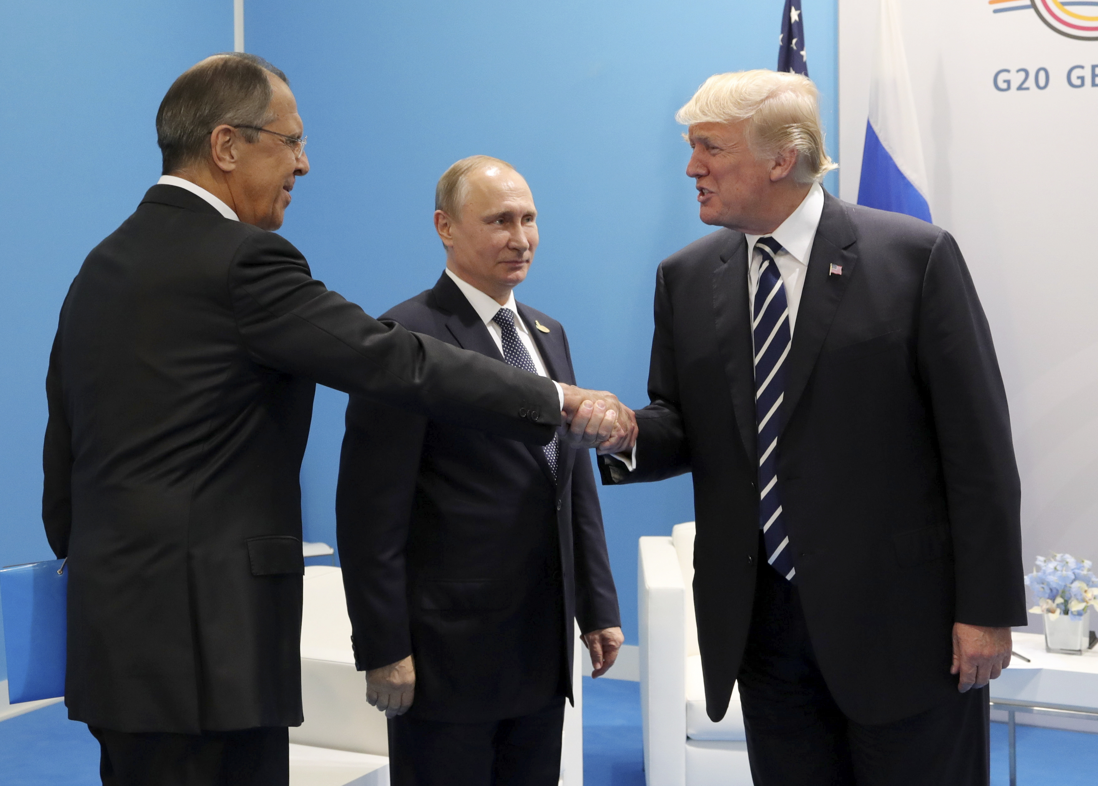 El presidente Donald Trump (a la derecha), saludó este viernes al ministro ruso de Relaciones Exteriores, Serguei Lavrov (izquierda), antes de su reunión con el presidente ruso Vladimir Putin en la cumbre del G20 en Hamburgo.