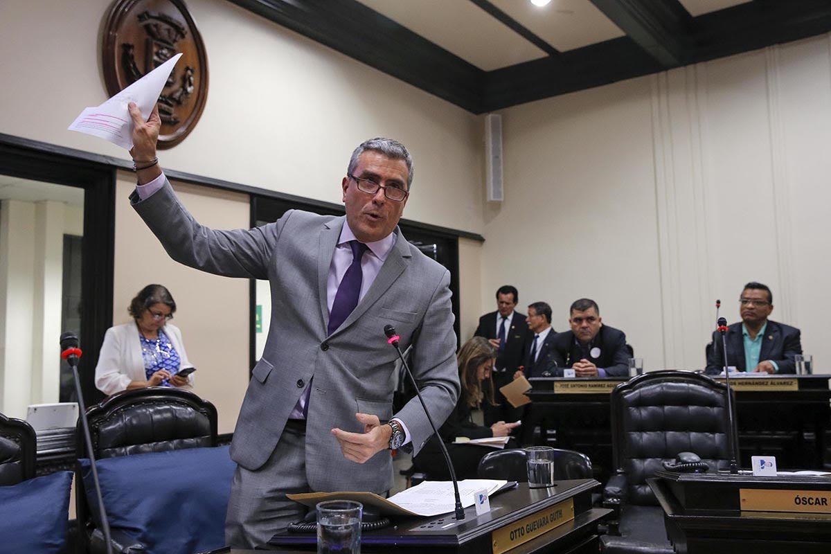 El diputado del Movimiento Libertario usó todo el tiempo posible para tratar de frenar el plan de ley que castiga relaciones impropias.