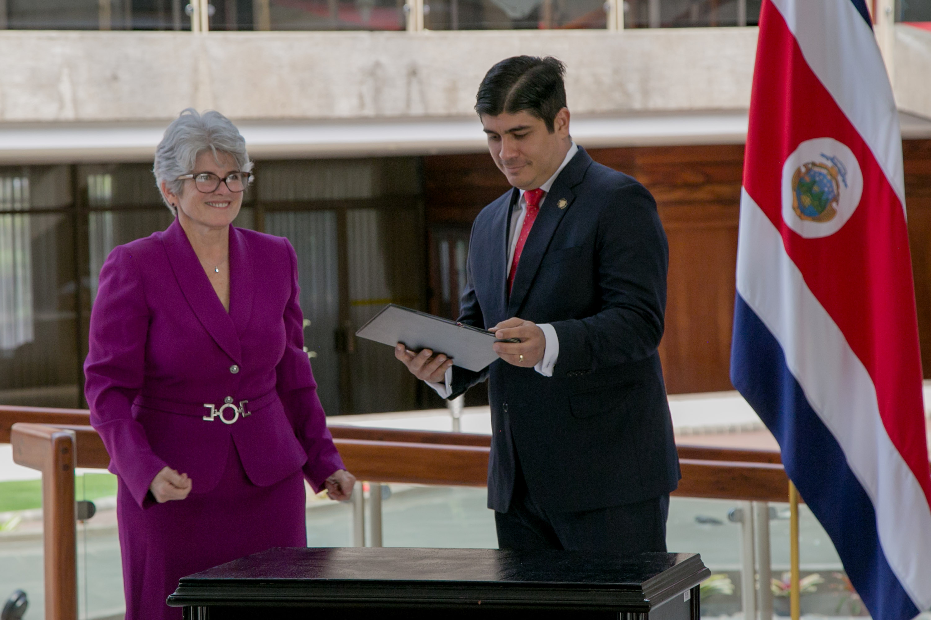 Firma de Decretos, Directrices y Proyectos de Ley con medidas urgentes para la reducción del gasto público. Presidente de la República Sr. Carlos Alvarado Quesada y Ministra de Hacienda Sra. Rocío Aguilar, Ministro de la Presidencia Rodolfo Piza, Ministro Comunicación Juan Carlos Mendoza. Casa Presidencial, Costa Rica. 1 Junio 2018. Fotos: Roberto Carlos Sánchez @rosanchezphoto