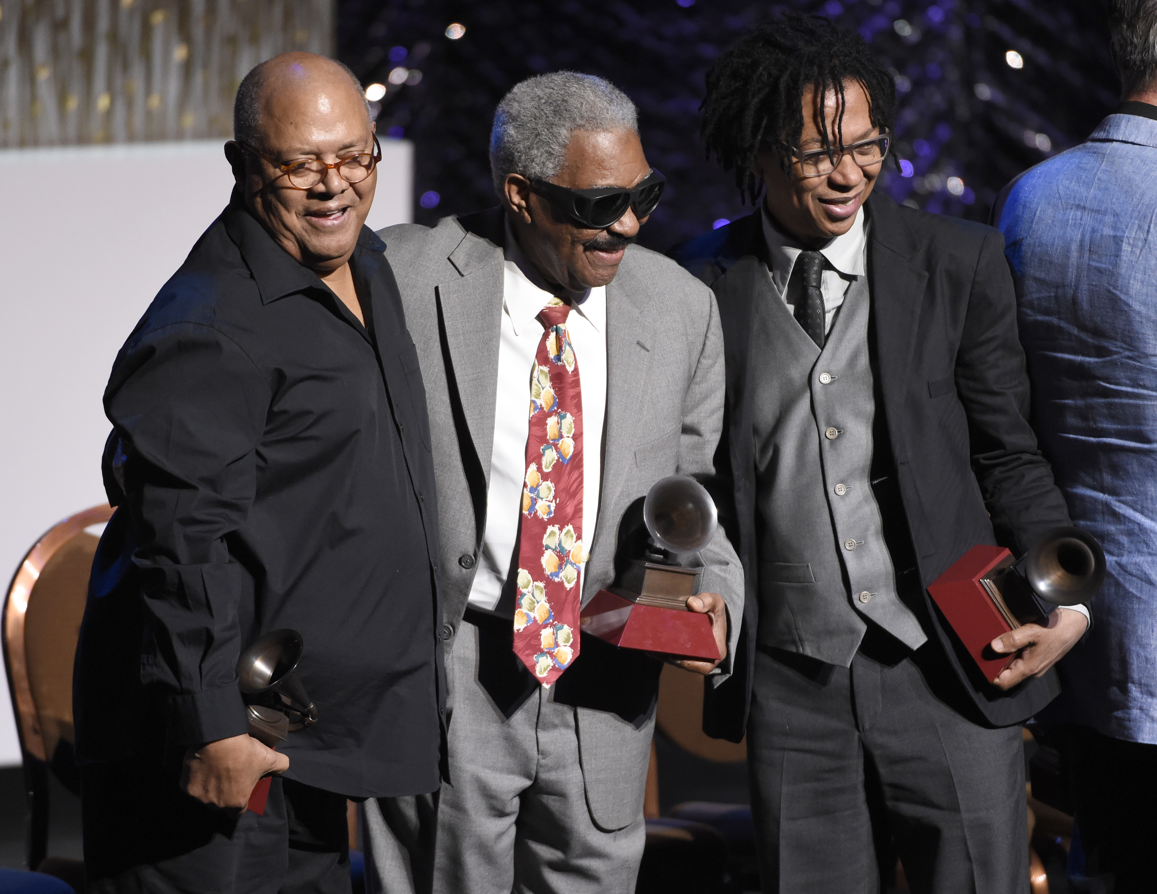 Pablo Milanés, Rafael Ithier (de El Gran Combo) y Djavan posan con sus premios recibidos este miércoles en Las Vegas.