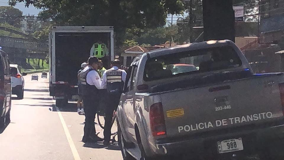 Oficiales de la Policía de Tránsito de Cartago decomisan bicicletas a ciclistas que consideran están incumpliento la orden sanitaria del distanciamiento social. El total de eliminación de plazas entre los programas propios del MOPT y sus órganos Desconcentrados fue de 625 puestos para el 2021. Foto MOPT