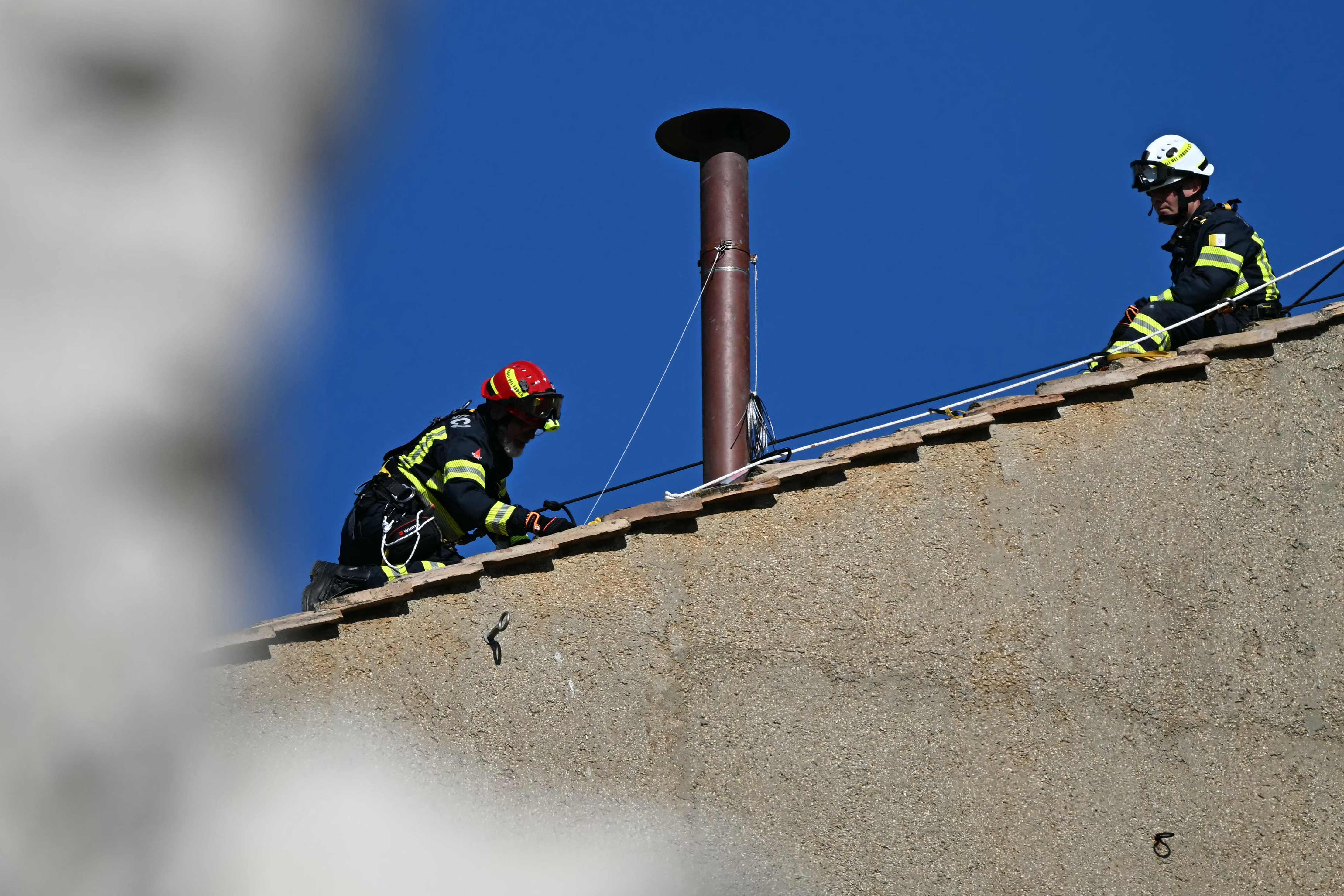 Esta fotografía muestra la chimenea en el techo de la Capilla Sixtina mientras se instala en el Vaticano, el 2 de mayo de 2025. El cónclave comienza el 7 de mayo, cuando un número récord de 133 cardenales —aquellos menores de 80 años que pueden votar— entrará en la Capilla Sixtina para elegir en secreto a un nuevo pontífice. (Foto de Gabriel BOUYS / AFP)
