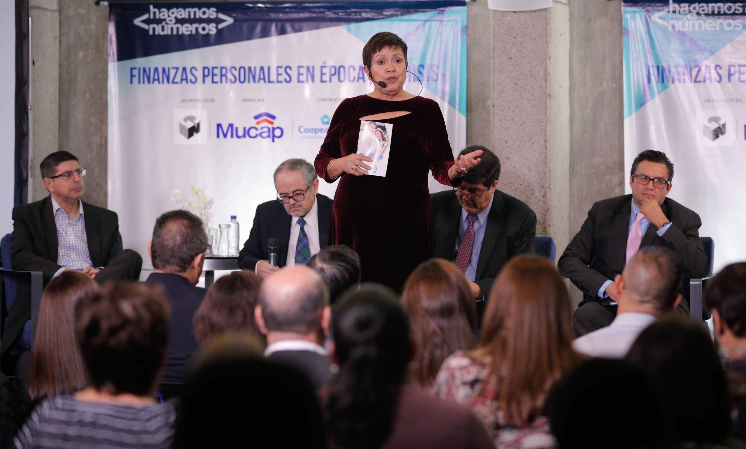 Eugenia Meza, gerente general de Mucap, fue la encargada inaugurar la actividad. A su espalda, de izquierda a derecha, Gustavo Vargas, presidente de la Cámara de Bancos; Bernardo Alfaro, jerarca de Sugef; Armando González, director de La Nación; y Javier Angulo, director de Finanzas con propósito. Foto: Jeffrey Zamora.