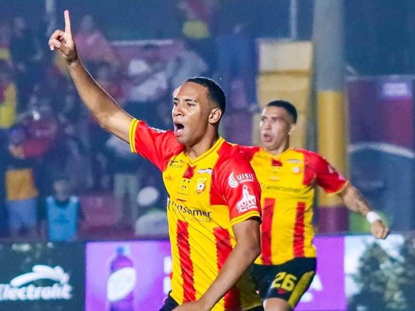 Nick Bennette celebró a lo grande su gol con el Herediano ante Cartaginés.