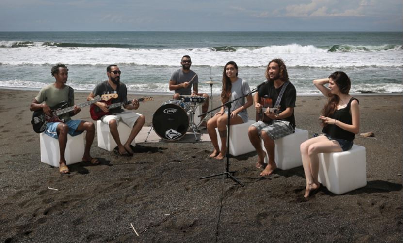 La banda está conformada por Luis Carlos Córdoba (bajo), Javier Martínez (guitarra eléctrica), Nerluis Andradez (batería), Zaida Del Moral (cantante), Marco Villalta (guitarra y voz) y Alexandra Jiménez.