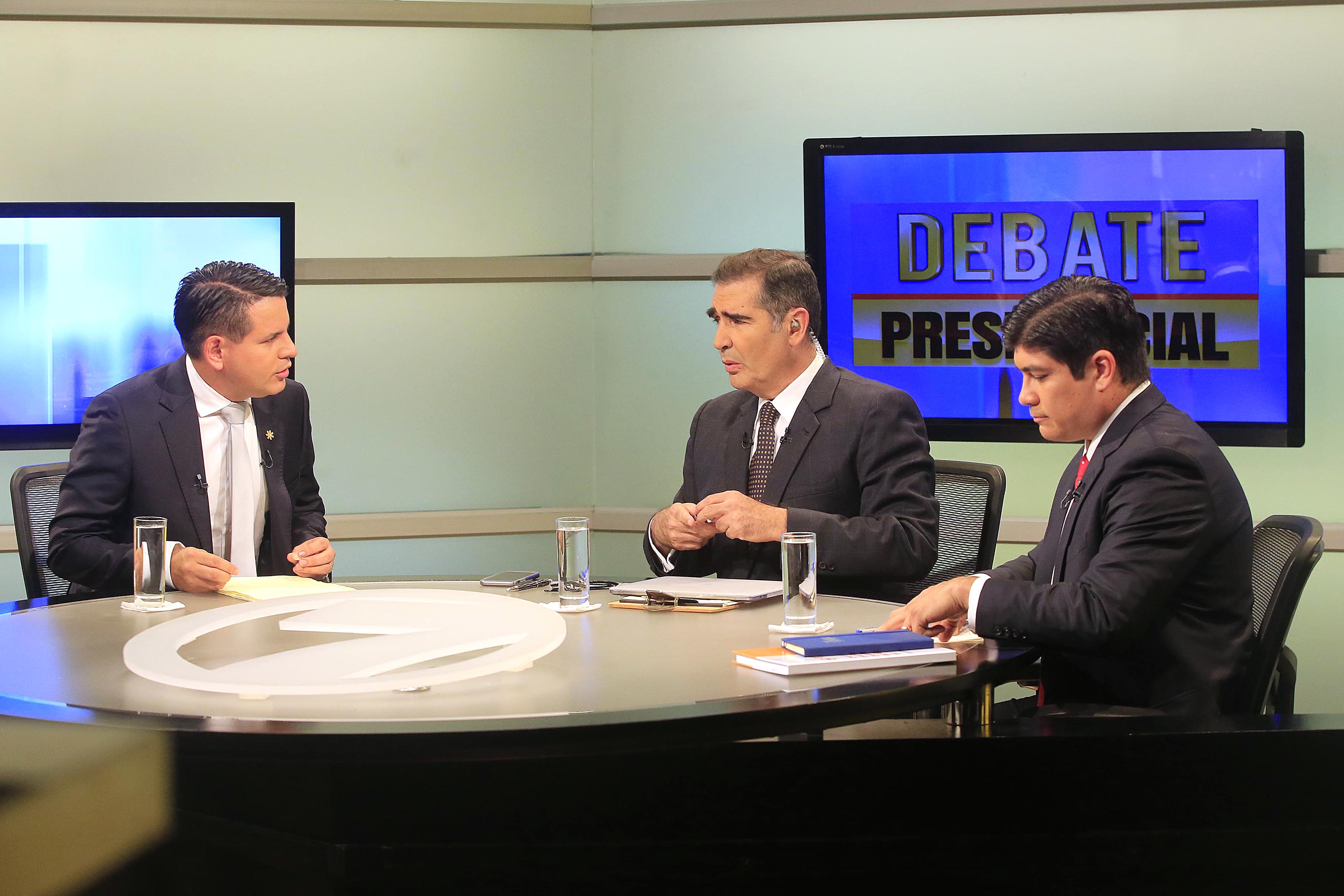 27/03/2018 Estudio Marco Picado, Canal 7. Los candidatos del Partido Acción Ciudadana, Carlos Alvarado, y del Partido Restauración Nacional, Fabricio Alvarado, se toparon esta noche en el último debate previo a las elecciones, en segunda ronda, del próximo domingo 1 de abril. Como moderador, figuró el Director de Telenoticias, Ignacio Santos. Foto: Rafael Pacheco