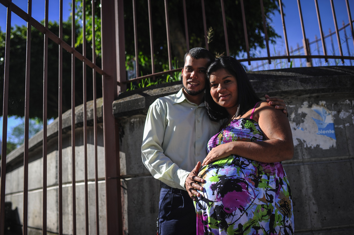 Stallin Núñez y Evelyn Badilla esperan a Samuel y Ezequiel, quienes están unidos por su cabeza.
