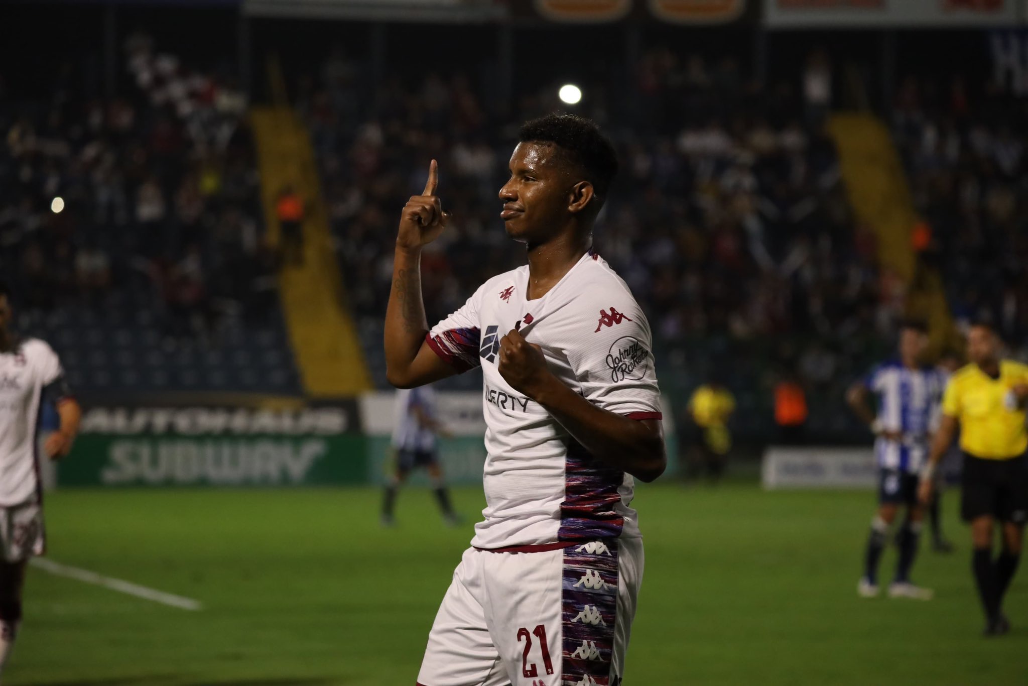 El saprissista Fidel Escobar tuvo un partido destacado ante Cartaginés, con gol y asistencia. Foto: Fernando Araya