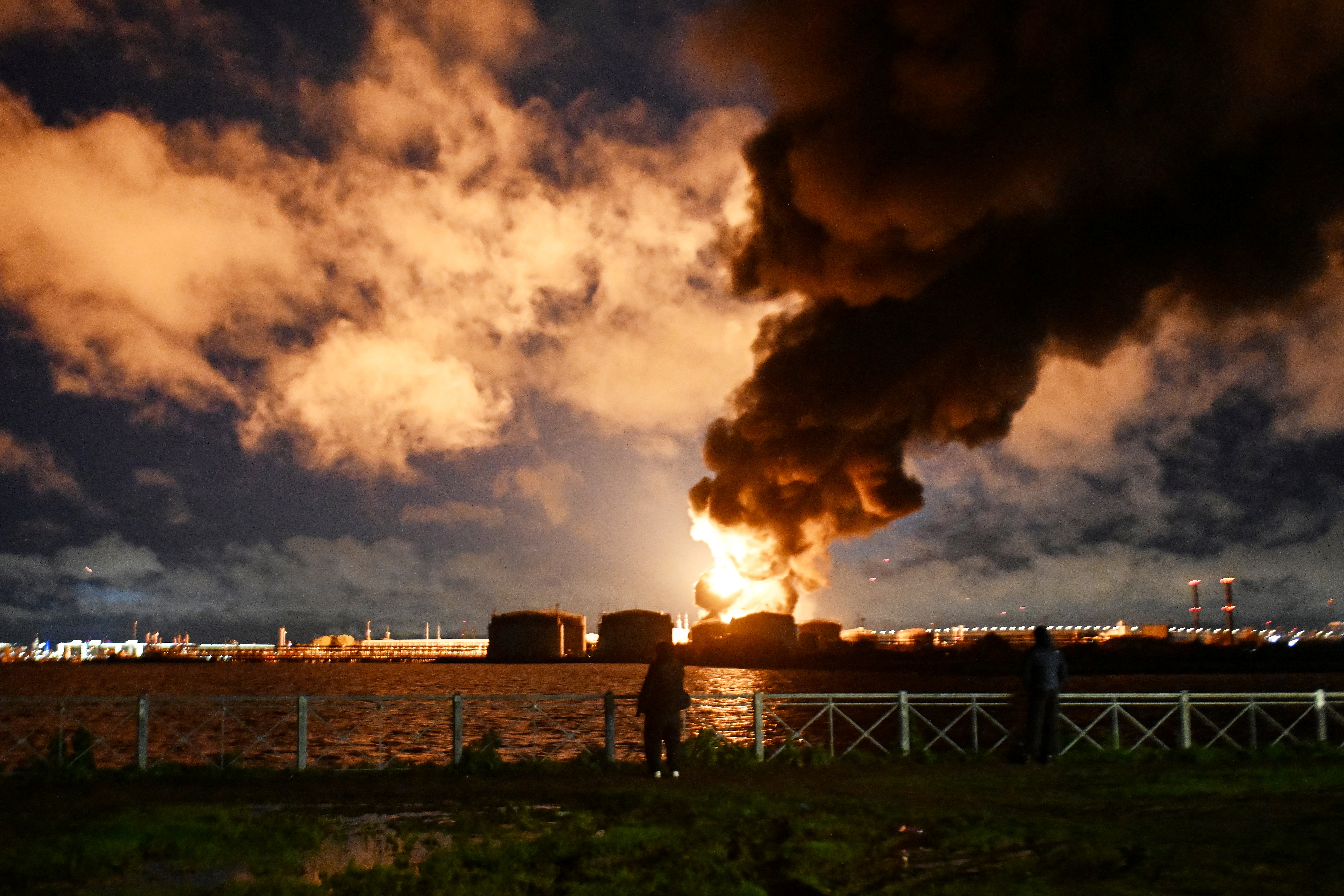 en la imagen se observa humo salir de las edificaciones energéticas
