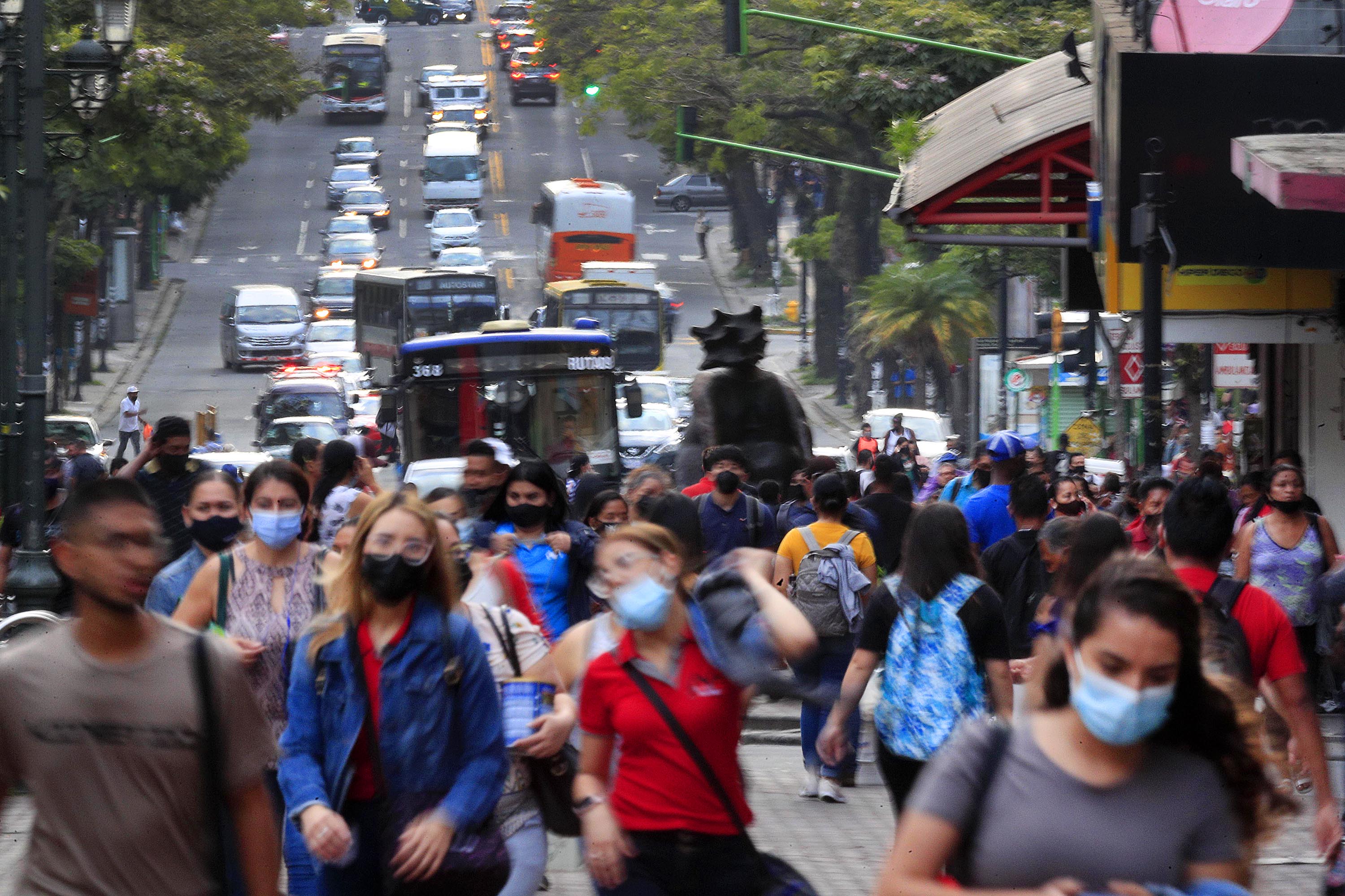 20/05/2021 San José, avenida central. Recorrido por el centro de la capital, dejó en evidencia como muchas personas siguen sin acatar las recomendaciones sanitarias, conviritendo las calles y espacios públicos en potenciales focos de contagio de la covid-19. Espacios estrechos de las aceras, muy escaso distanciamiento entre las personas, vendedores que vociferan para anunciar sus productos y algunos que siguen usando mal la mascarilla, aumentan la posibilidad de llevar la mortal enfermedad a casa. Foto: Rafael Pacheco
