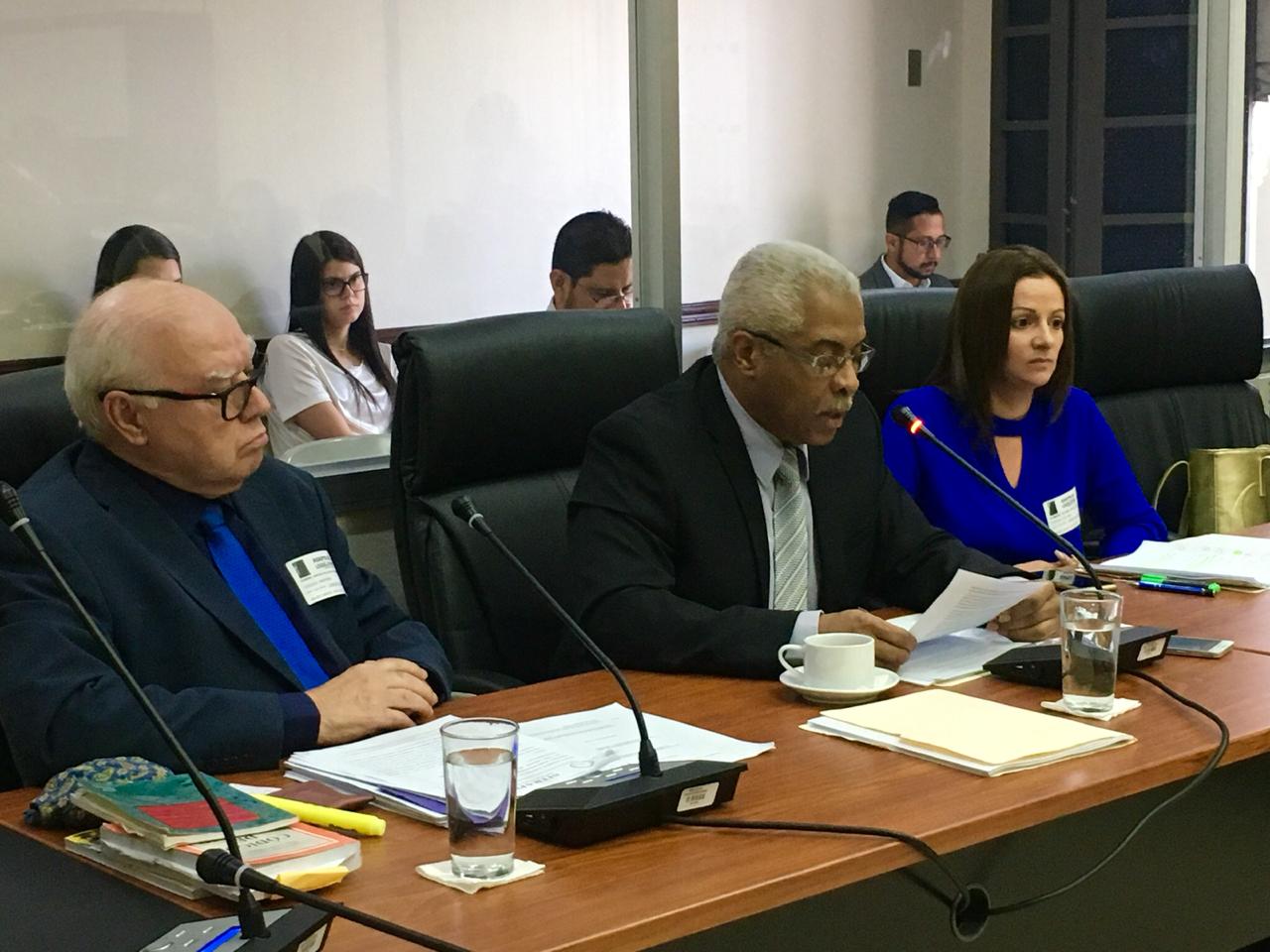 Francisco Vargas Villalobos, asesor legal de Sitrapequia; Teodoro Symes Campbell, secretario de Administración y Finanzas, y Zaida Alfaro, secretaria de Conflictos, emitieron una opinión en contra del proyecto de ley 21.049, que busca frenar los abusos de las huelgas. Foto: Cortesía PLN.