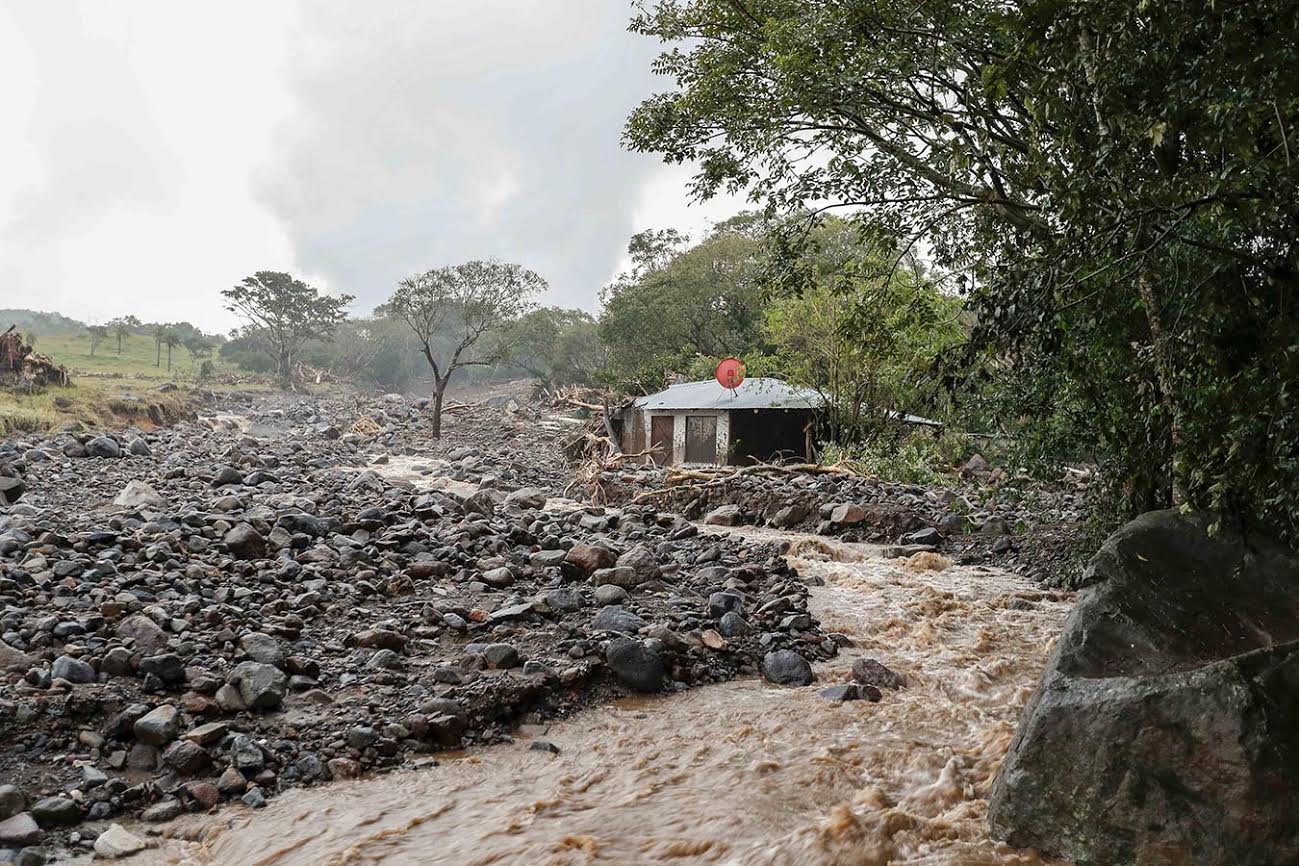 Las cabezas de agua provocadas por el paso del huracán Otto entre la noche del jueves y madrugada de este viernes, dejaron a su paso destrucción en Bagaces, Guanacaste.