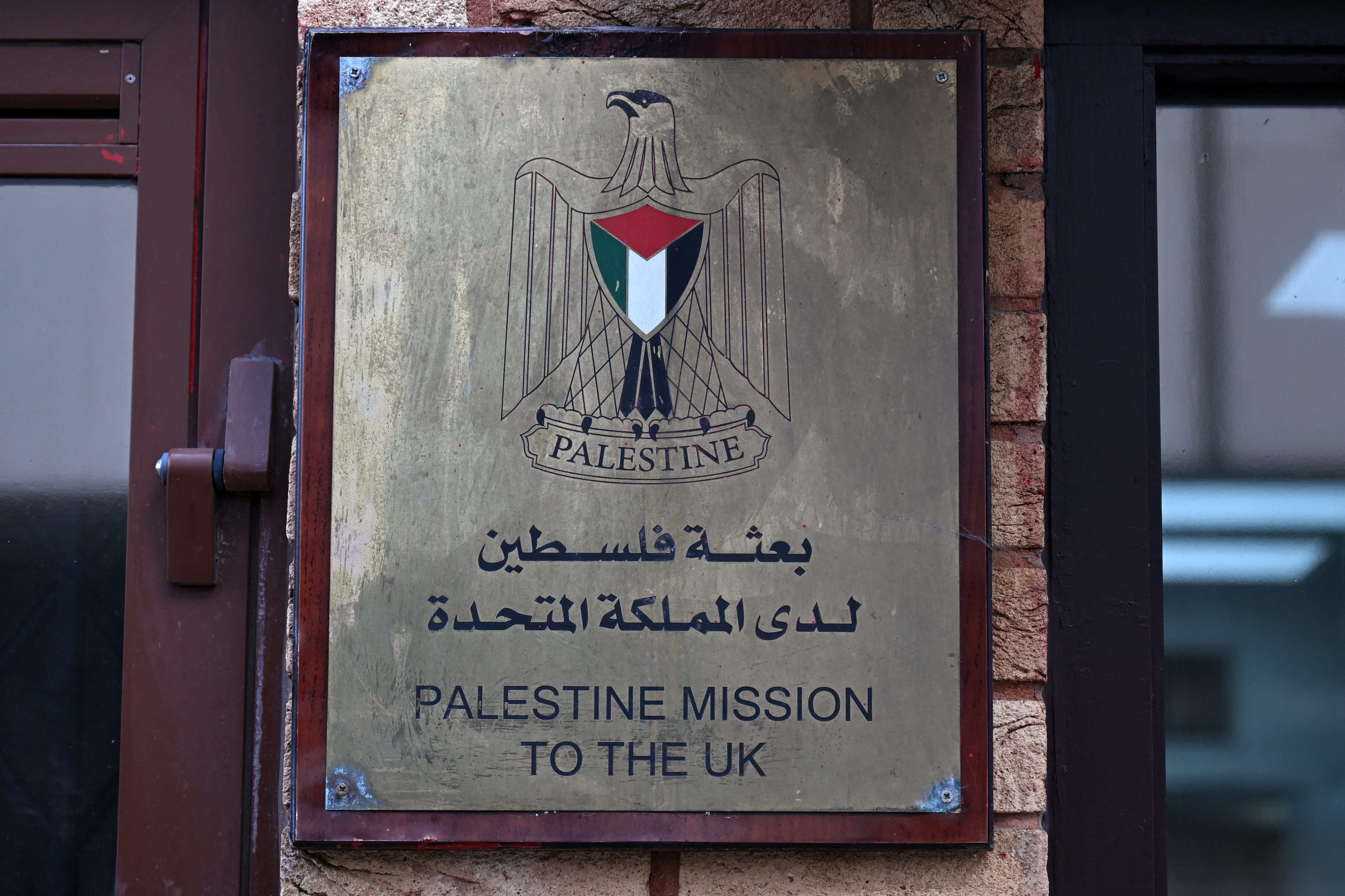 Un rótulo se observa afuera de la Misión de Palestina ante el Reino Unido el 21 de setiembre de 2025, en el oeste de Londres. El primer ministro británico, Keir Starmer, anunció este domingo que el Reino Unido reconocía formalmente al Estado de Palestina, en un cambio histórico en décadas de política exterior británica. (Foto de JUSTIN TALLIS / AFP)