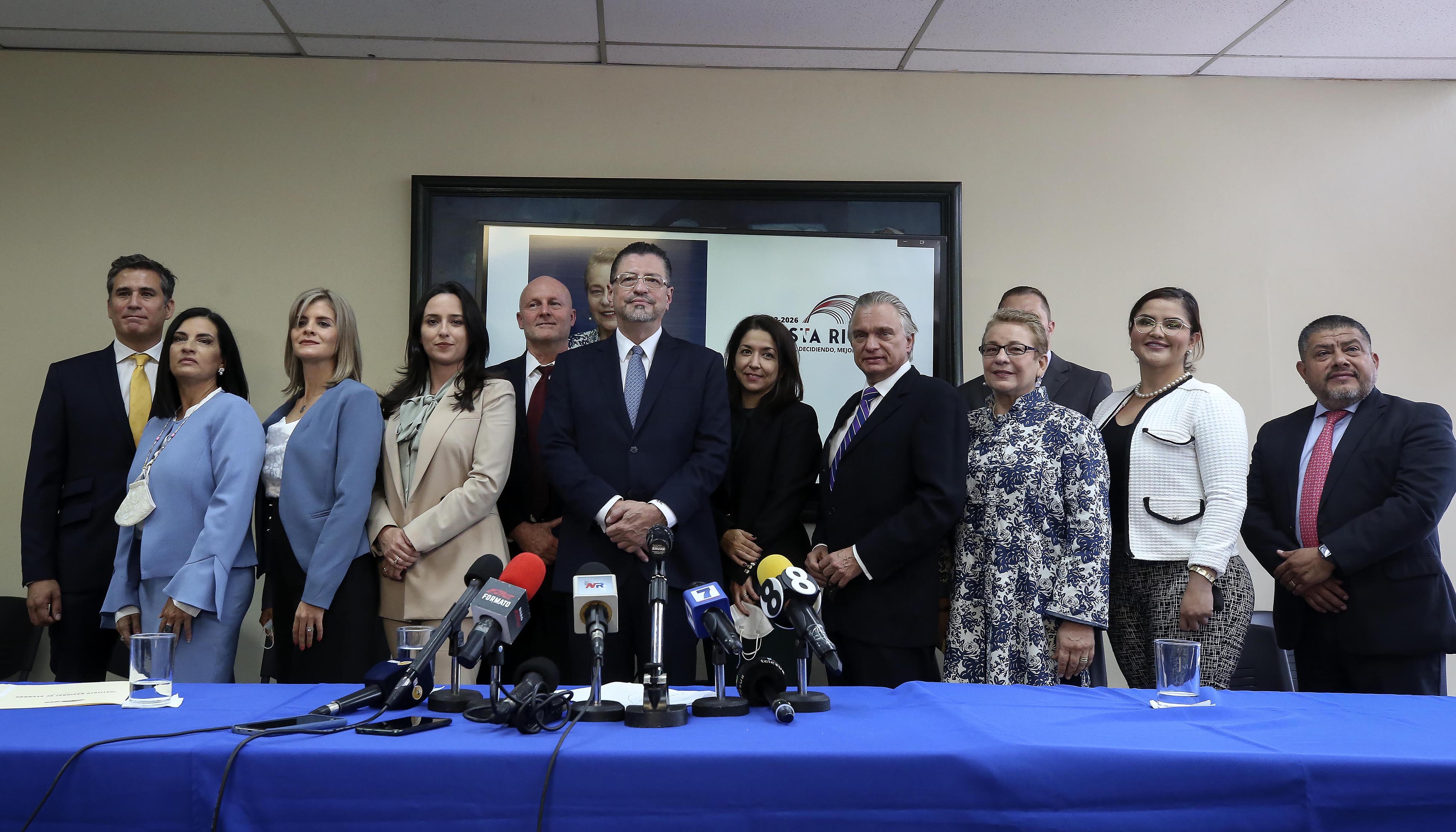 22/04/2022. Hora: 12 md. Instituto Nacional de Seguros (INS). El presidente electo Rodrigo Chaves presentó este viernes los primeros ministros de su gabinete en una actividad donde estuvo acompañado en la mesa principal por la ministra de la Presidencia, Natalia Díaz; el primer vicepresidente Steffan Brunner, y la primera vicepresidenta, Mary Munive. En la foto, (de izquierda a derecha) los ministros de Comercio Exterior, Manuel Tovar Rivera; de Trabajo y Seguridad Social, Marta Eugenia Esquivel Rodríguez; de Planificación Nacional y Política Económica, Laura Fernández Delgado; de la Presidencia, Natalia Díaz; el primer vicepresidente Steffan Brunner; el presidente Rodrigo Cahves; la segunda vicepresidenta, Mary Munive; el ministro de Relaciones Exteriores y Culto, Arnoldo André Tinoco; la ministra de Educación Pública, Anna Katharina Müller Castro, el director de Inteligencia y Seguridad Nacional, Hans Sequeira Cole (atrás); la ministra de Salud, Joselyn Chacón Madrigal, y el de Seguridad, Gobernación y Policía, Jorge Torres Carrillo. Fotos: Mayela López