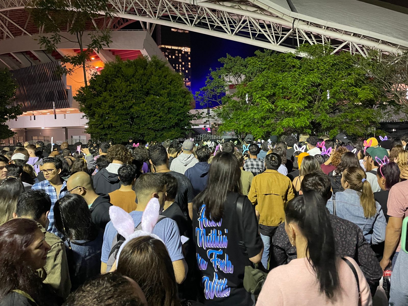 Aunque no pudieron ver a Bad Bunny en vivo, cientos de fans, al menos, escucharon su concierto. Foto: Kimberly Herrera