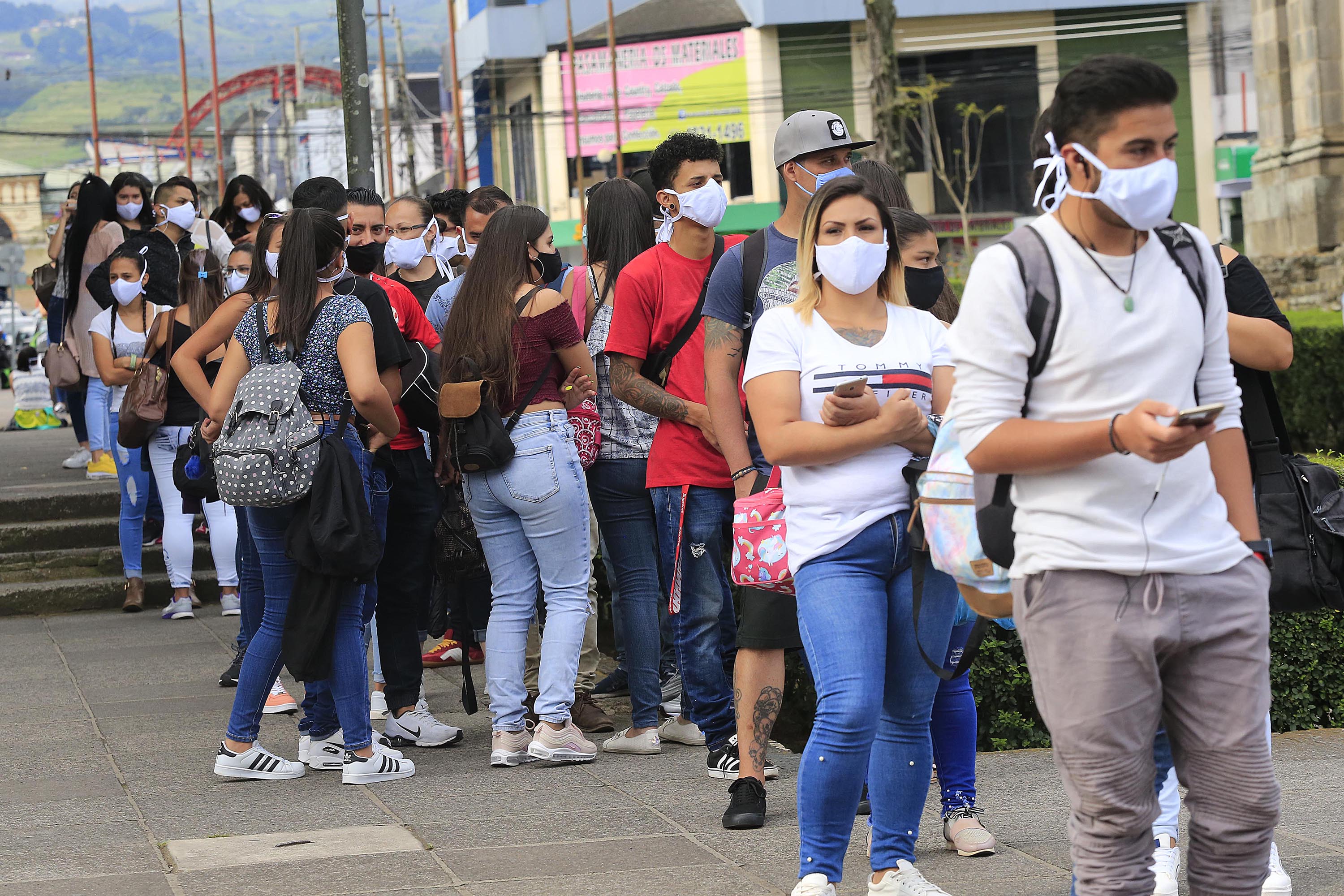 09/09/2020 Cartago. Este miércoles, primer día de la fase de apertura bajo un nuevo modelo de gestión de la pandemia, se registraron 1.327 casos nuevos, la cifra más alta diaria, con la cual se alcanzaron 51.224 enfermos. En las calles de Cartago se pudo observar personas que no usaban la mascarilla, como ordena el ministerio de Salud, o no la usan correctamente. También se aprecian casos de descato a cumplir con el debido distanciamiento físico, sobre todo en filas para abordar el autobús. La fila de los trabajadores del Parque Industrial, frente a las Ruinas de Cartago, a las 3:05 p.m. Foto: Rafael Pacheco