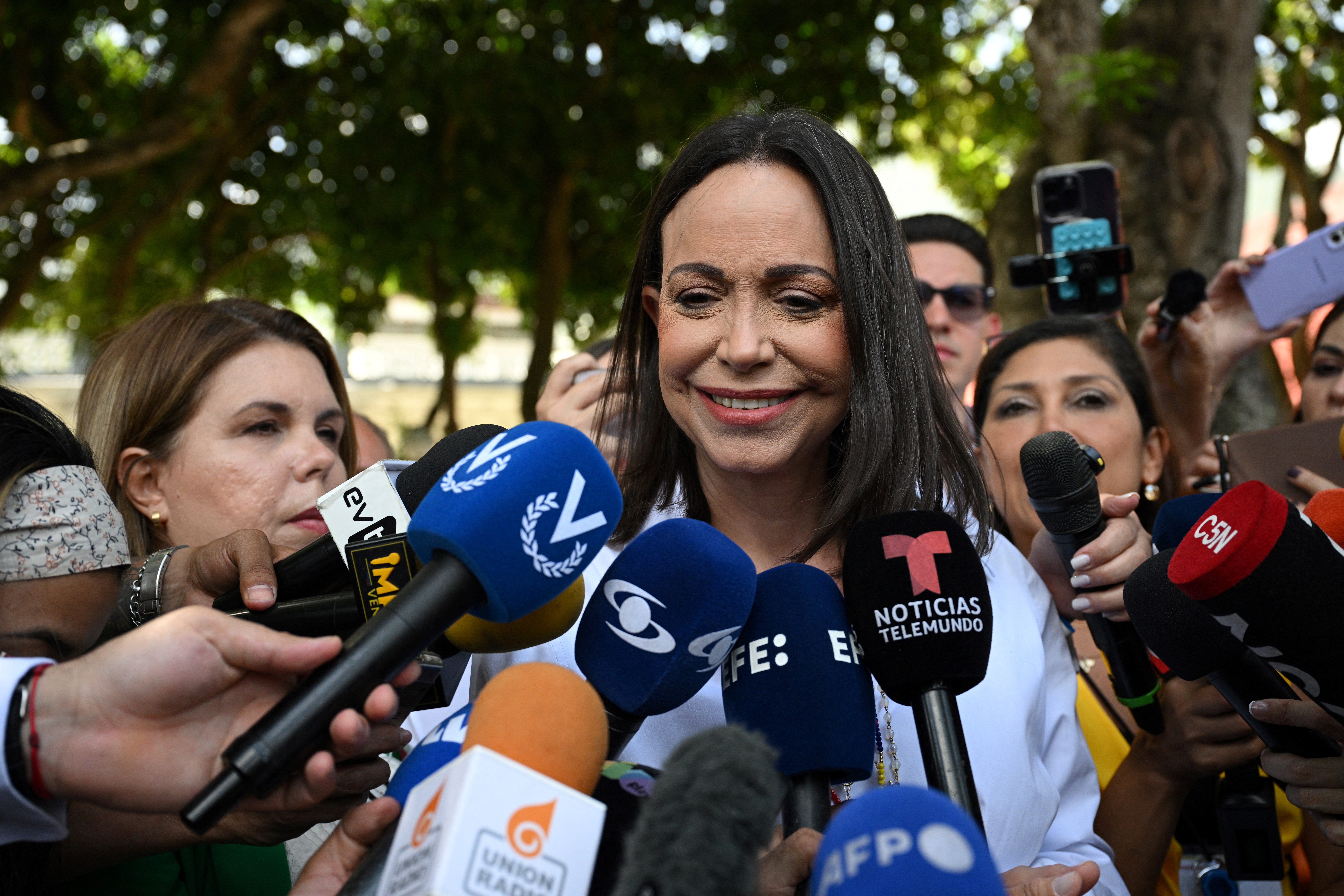 La líder opositora venezolana María Corina Machado habla con los medios de comunicación después de emitir su voto durante las elecciones presidenciales