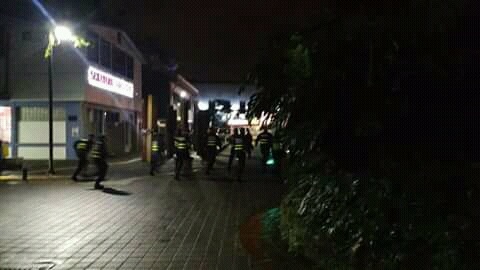Oficiales de la Fuerza Pública al momento en que perseguían a un grupo de estudiantes dentro del campus. Foto: Cortesía para LN