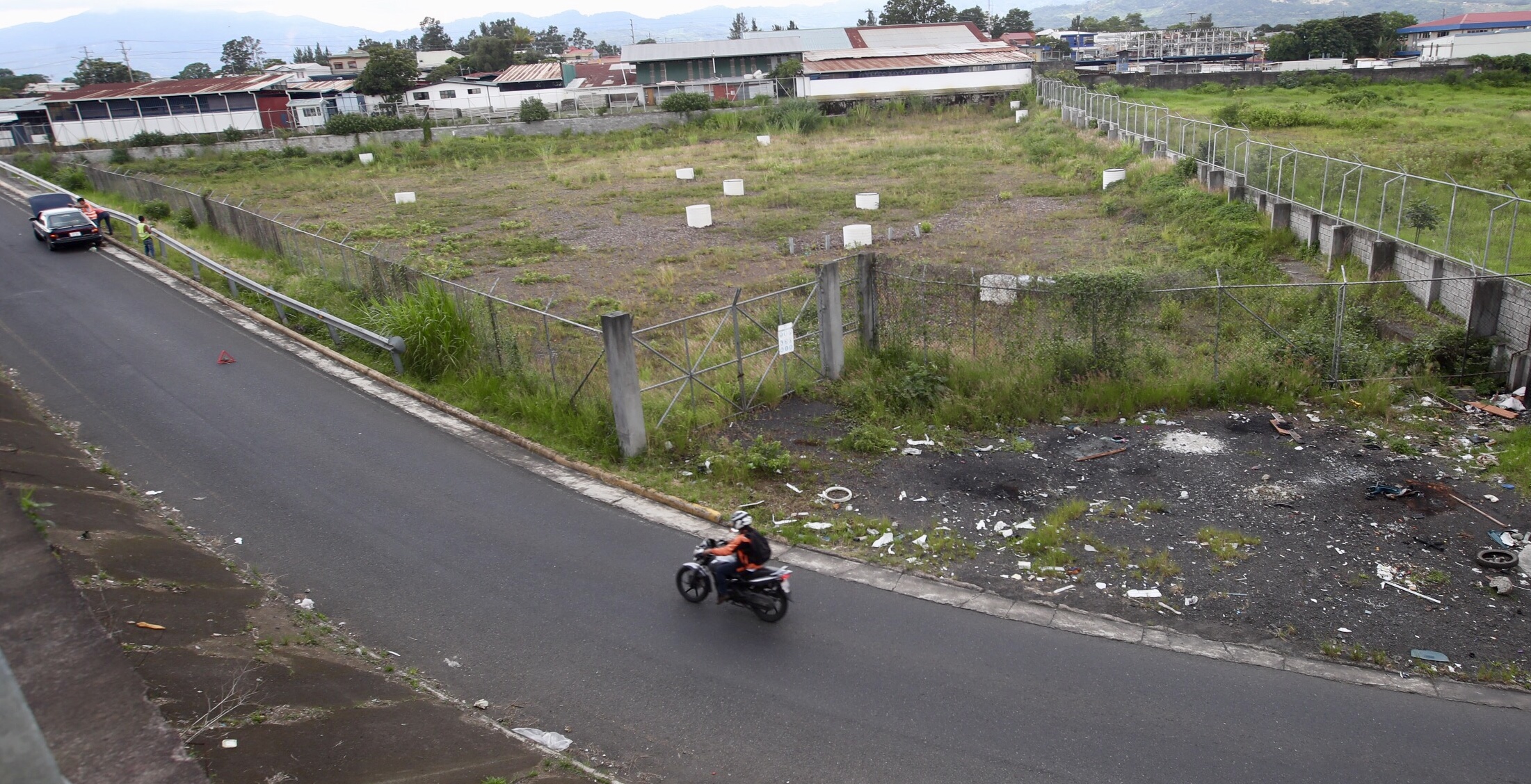 31/07/2018 Pasó Ancho. Terreno donde el MOPT construirá Ciudad Vial, en cuatro años solo se ha cercado y construido muros de contención . Fotografías: Graciela Solis