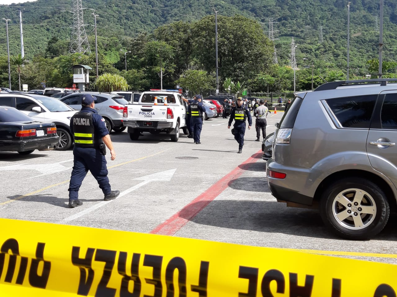Dos personas fueron atacadas a balazos en el parqueo del Terramall. La Fuerza Pública custodió la escena. Foto: Carlos Láscarez