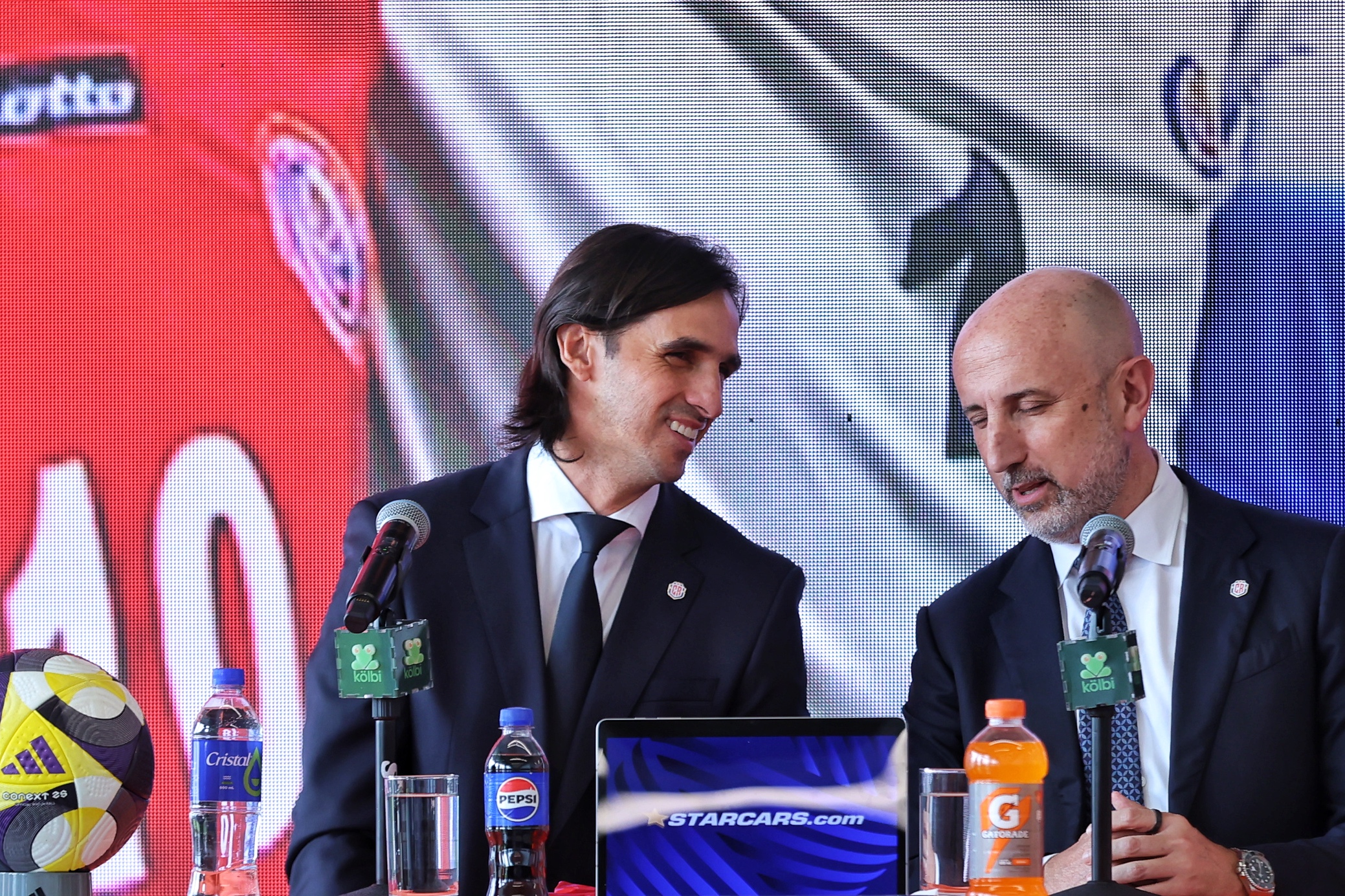 Presentación oficial de Bryan Ruiz como director técnico de la Selección Nacional de Acosta Rica (FCF) por parte del presidente Osael Maroto en las instalaciones del Banco Popular/ Foto John Durán