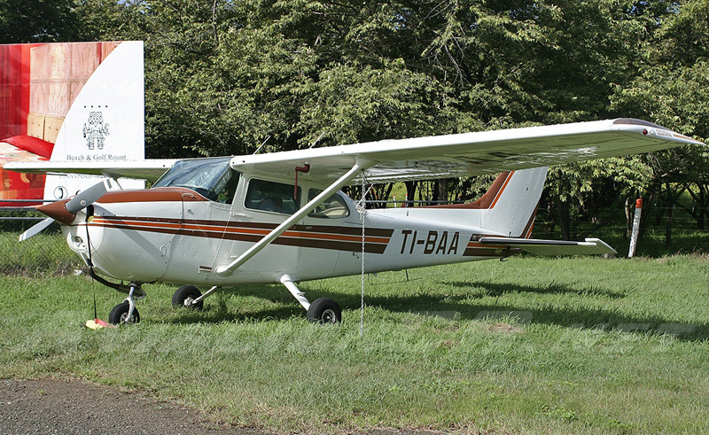 La aeronave TI-BAA aparece inscrita ante el Registro Nacional a nombre de Wopair Sociedad Anónima. El piloto, de apellido Montes de Oca (58 años), denunció el supuesto robo desde un hangar del aeropuerto de Puerto Jiménez, el domingo pasadas las 6 p. m. Tres horas antes, la nave se estrelló en Colombia y su piloto falleció | CORTESÍA DE ANDRÉS MENESES.