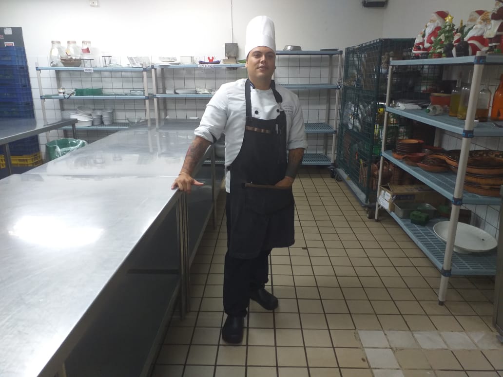 Este vecino de Cartagena, Guanacaste, combinó la teoría y la práctica porque estudió dentro del esquema de educación dual, lo que le permitió dar el salto de vender pan casa por casa, a convertirse en el chef encargado de administrar del Restaurante Mitra de este hotel. Foto: Cortesía