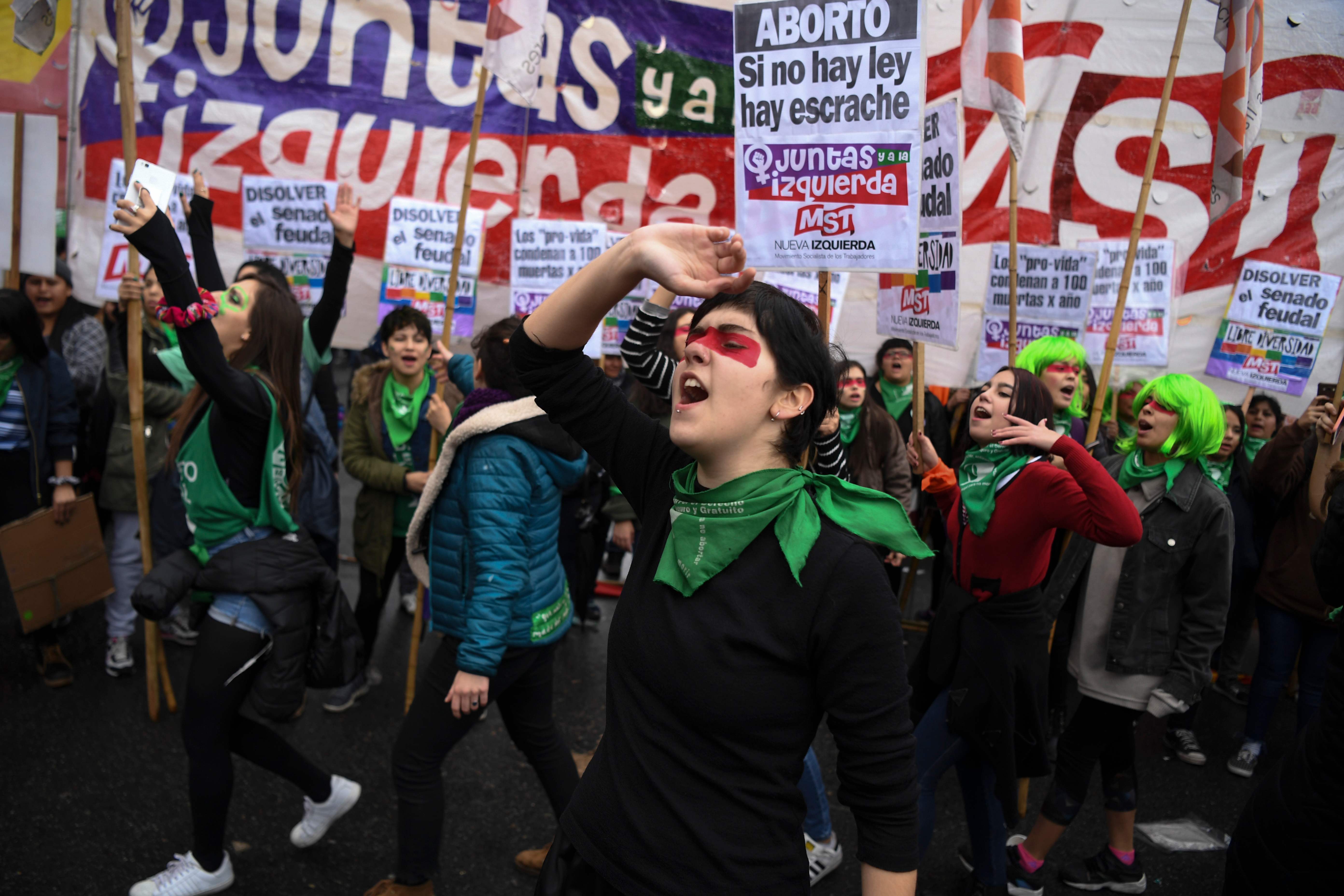 Activists in favour of the legalization of abortion demonstrate outside the National Congress in Buenos Aires, Argentina, on August 08, 2018. - Argentine lawmakers geared up Wednesday for a key vote on legalizing abortion amid fiercely polarized campaigns for and against the bill in the traditionally Roman Catholic country. (Photo by EITAN ABRAMOVICH / AFP)