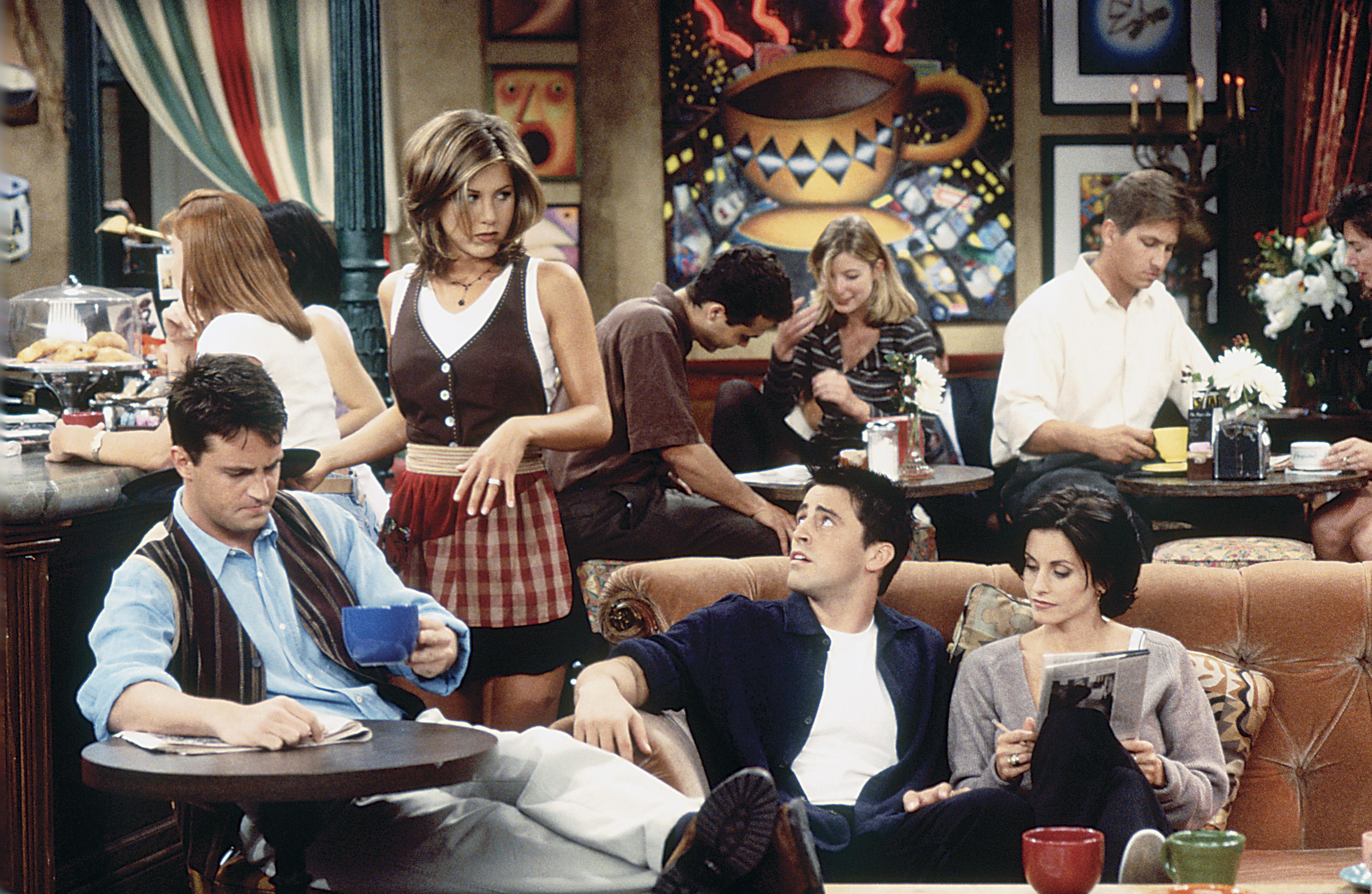 Foto: WarnerBros
Friends (estilizado «F·R·I·E·N·D·S», conocido en Latinoamérica como Amigos en la versión doblada) es una serie de televisión estadounidense creada y producida por Marta Kauffman y David Crane. Se emitió por primera vez el 22 de septiembre de 1994 por la cadena NBC y terminó el 6 de mayo de 2004.
