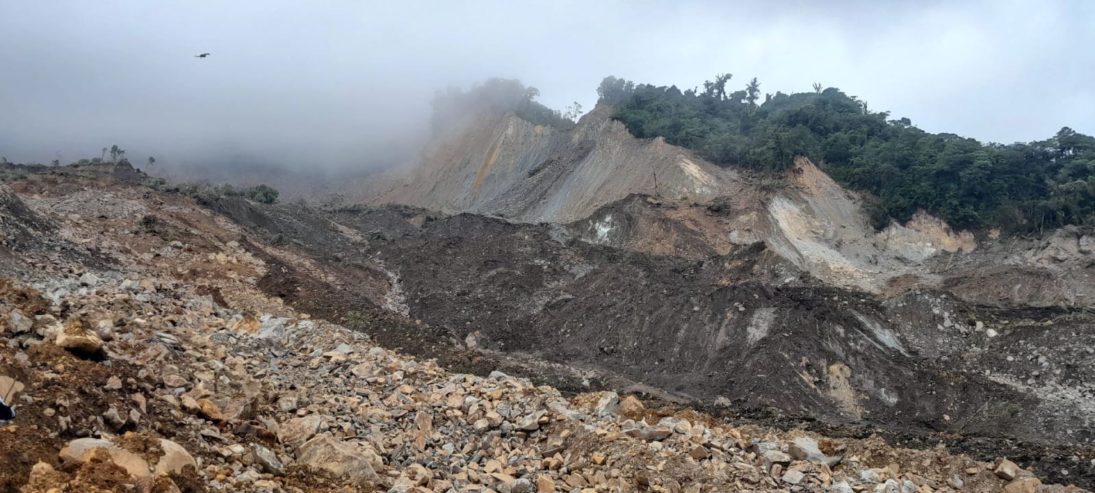 El suelo arcilloso de una zona de volcanes milenarios quedó expuesto tras el movimiento de tierra que supera las 70 hectáreas. Fotos: Cortesía Jesús y Berford Alfaro.