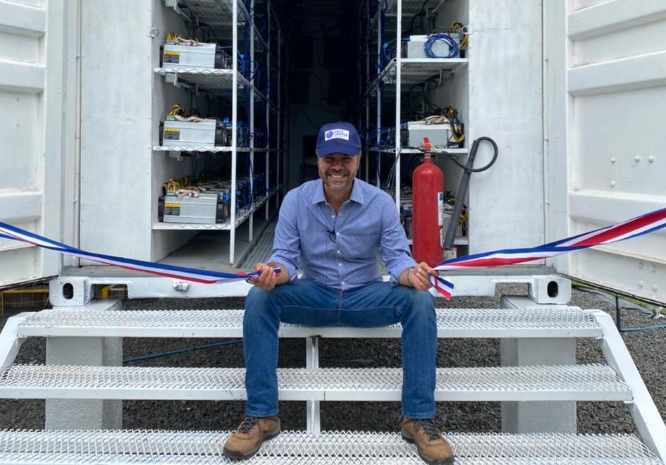 Eduardo Kopper Orlich el sábado anterior cuando inauguró oficialmente su nuevo negocio de alquiler de espacios y provisión de energía a "mineros" de criptomonedas en su planta Poás I /FotografÍa: Cortesía.