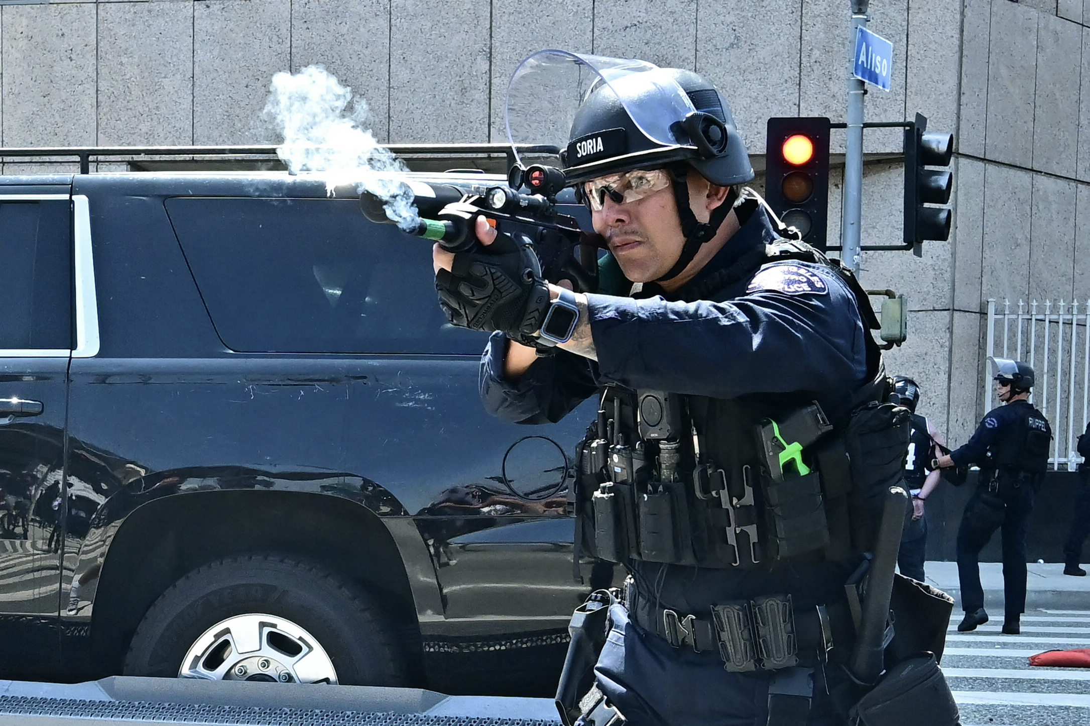 Las fuerzas del orden se enfrentaron con manifestantes frente al Centro de Detención Metropolitano (MDC), en el centro de Los Ángeles, California, este 8 de junio. Fotografía: