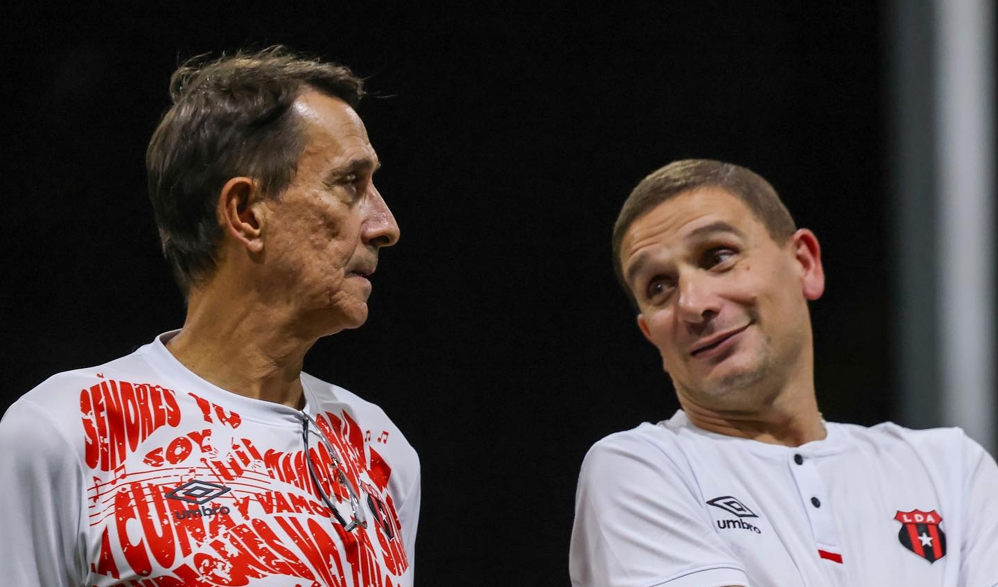 Alexandre Guimaraes y su asistente, Juliano Fontana supervisan un trabajo de Liga Deportiva Alajuelense previo al partido contra Santos en Guápiles.