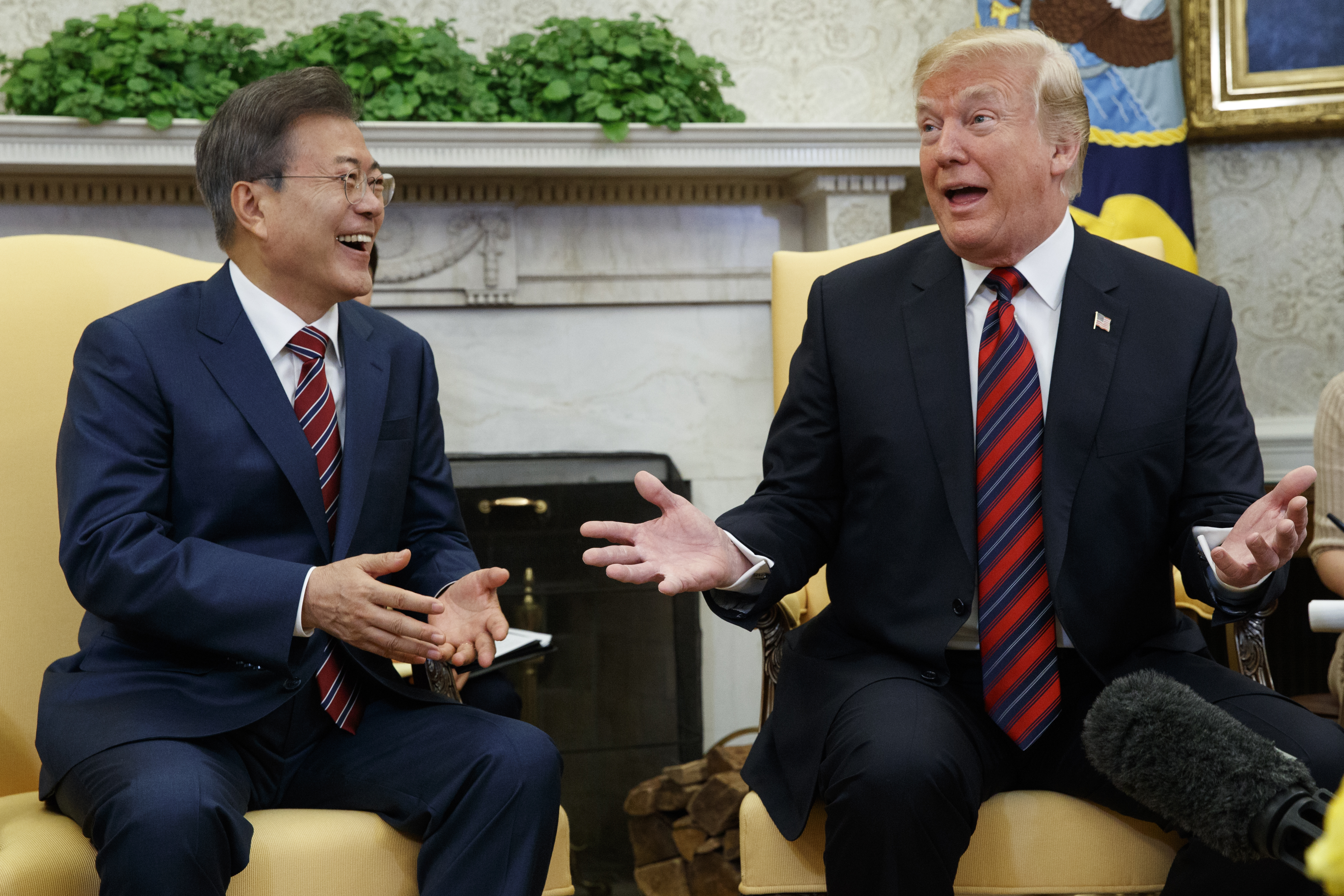 El presidente Donald Trump se reúne con el presidente surcoreano Moon Jae-in en la Oficina Oval de la Casa Blanca, el 22 de mayo del 2018.