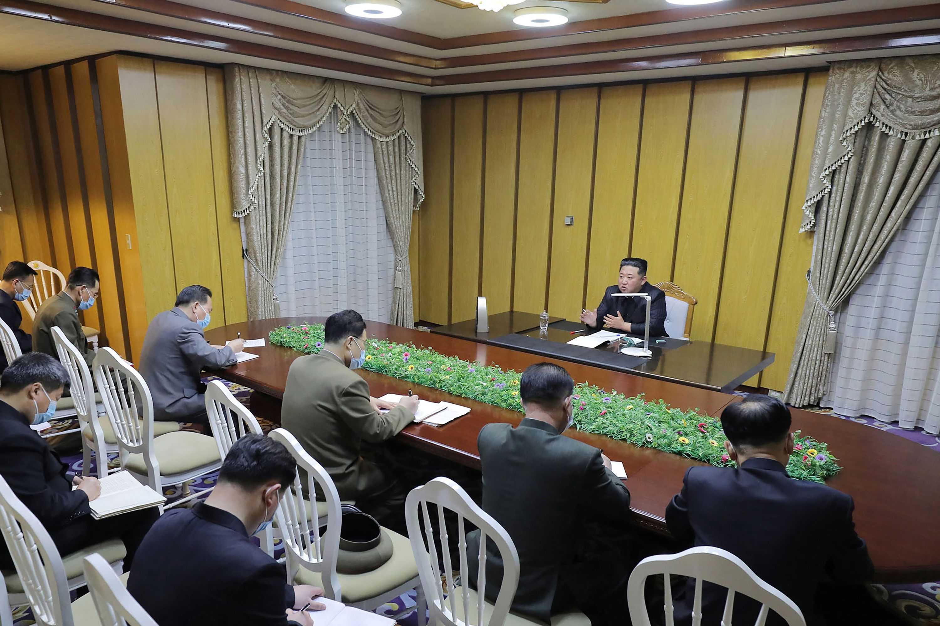 This picture taken on May 12, 2022 and released from North Korea's official Korean Central News Agency (KCNA) on May 13 shows North Korean leader Kim Jong Un (R) inspecting the National Emergency Quarantine Command at an undisclosed location in North Korea. (Photo by KCNA VIA KNS / AFP) / - South Korea OUT / ---EDITORS NOTE--- RESTRICTED TO EDITORIAL USE - MANDATORY CREDIT "AFP PHOTO/KCNA VIA KNS" - NO MARKETING NO ADVERTISING CAMPAIGNS - DISTRIBUTED AS A SERVICE TO CLIENTS
THIS PICTURE WAS MADE AVAILABLE BY A THIRD PARTY. AFP CAN NOT INDEPENDENTLY VERIFY THE AUTHENTICITY, LOCATION, DATE AND CONTENT OF THIS IMAGE. /