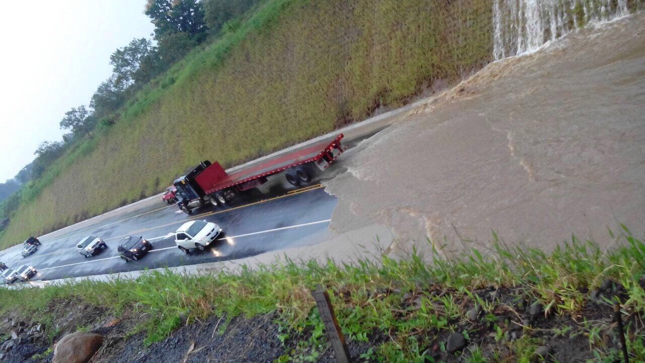 El sector de La Lidia, sobre la carretera Chilamate-Vuelta Kooper, se inundó la tarde de este jueves. La vía se inauguró ayer.