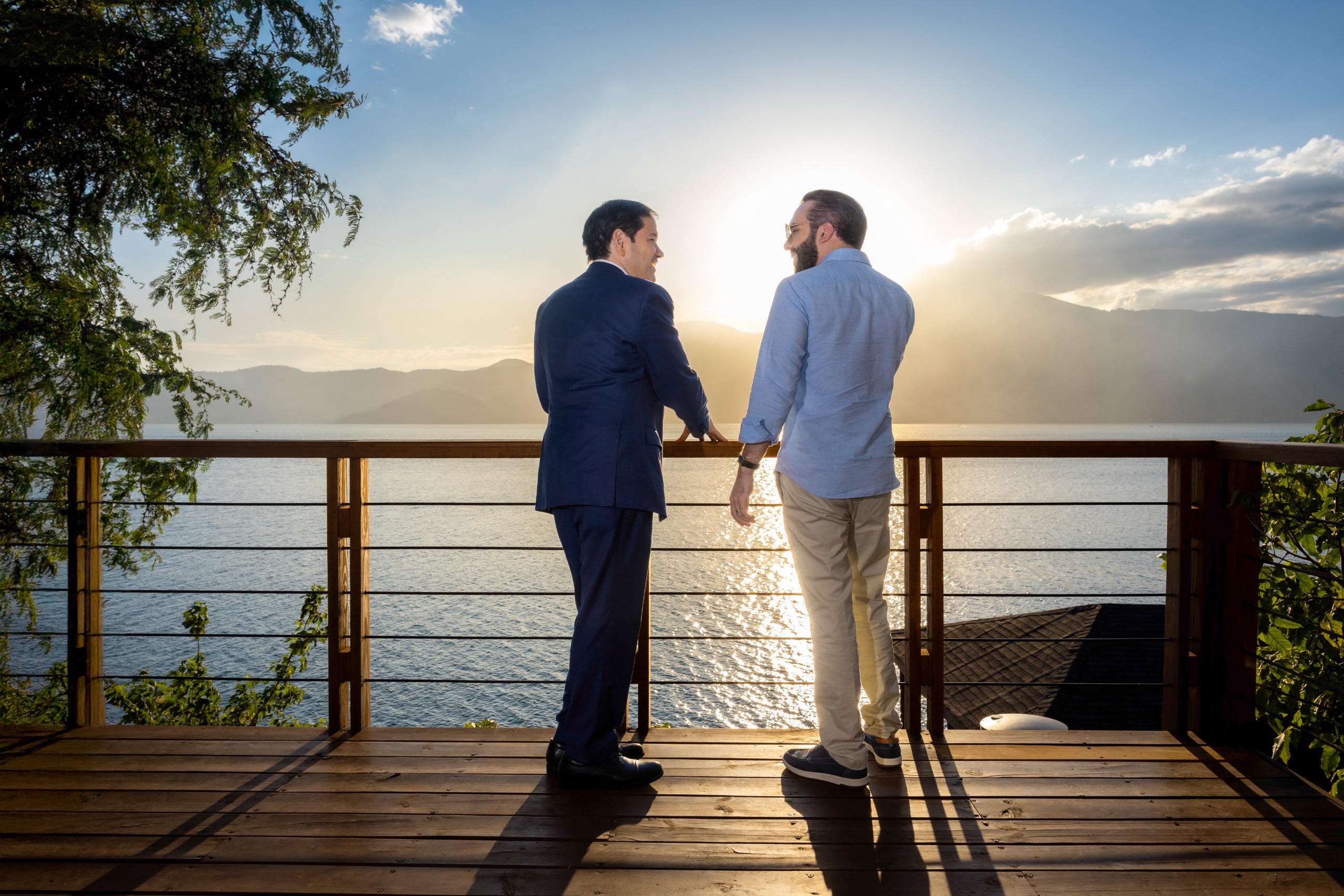 Imagen difundida por la oficina de prensa de la Presidencia de El Salvador que muestra al Secretario de Estado de Estados Unidos, Marco Rubio (izq.), reunido con el Presidente de El Salvador, Nayib Bukele, en su residencia en el Lago Coatepeque, municipio de El Congo, El Salvador, el 3 de febrero de 2025.