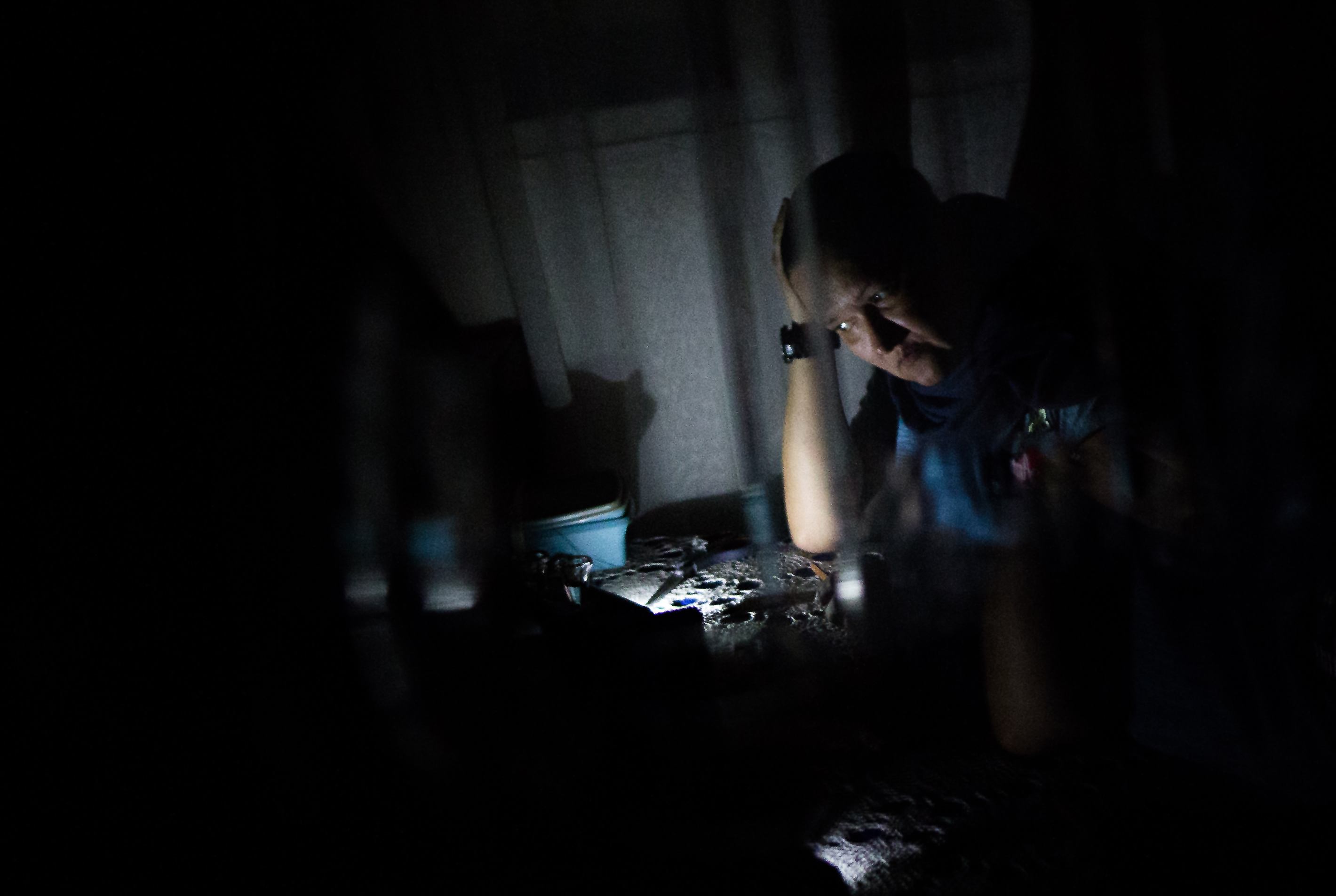 Una mujer sostiene su cabeza durante un apagón masivo en Caracas el 9 de marzo de 2019. Foto: AFP