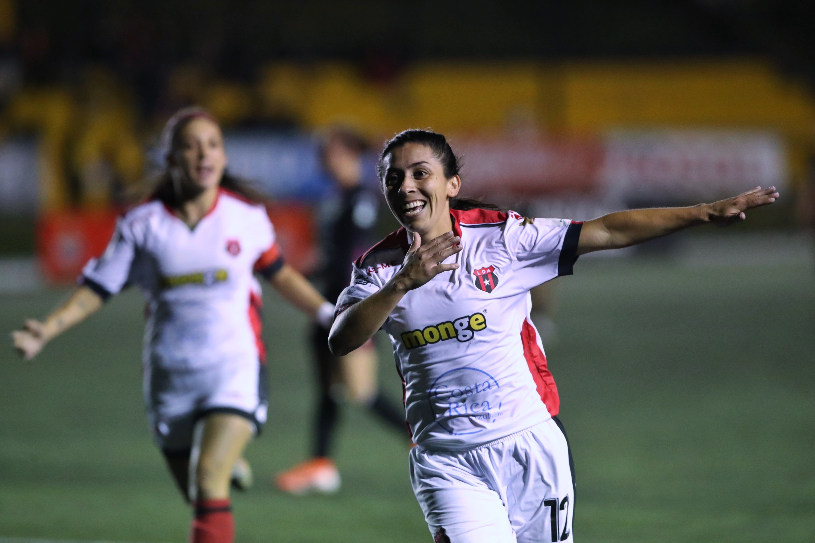 Con un globito al cierre del primer tiempo, Lixy Rodríguez marcó el gol que le dio los tres puntos a Alajuelense en Coronado. Fotografía: John Durán