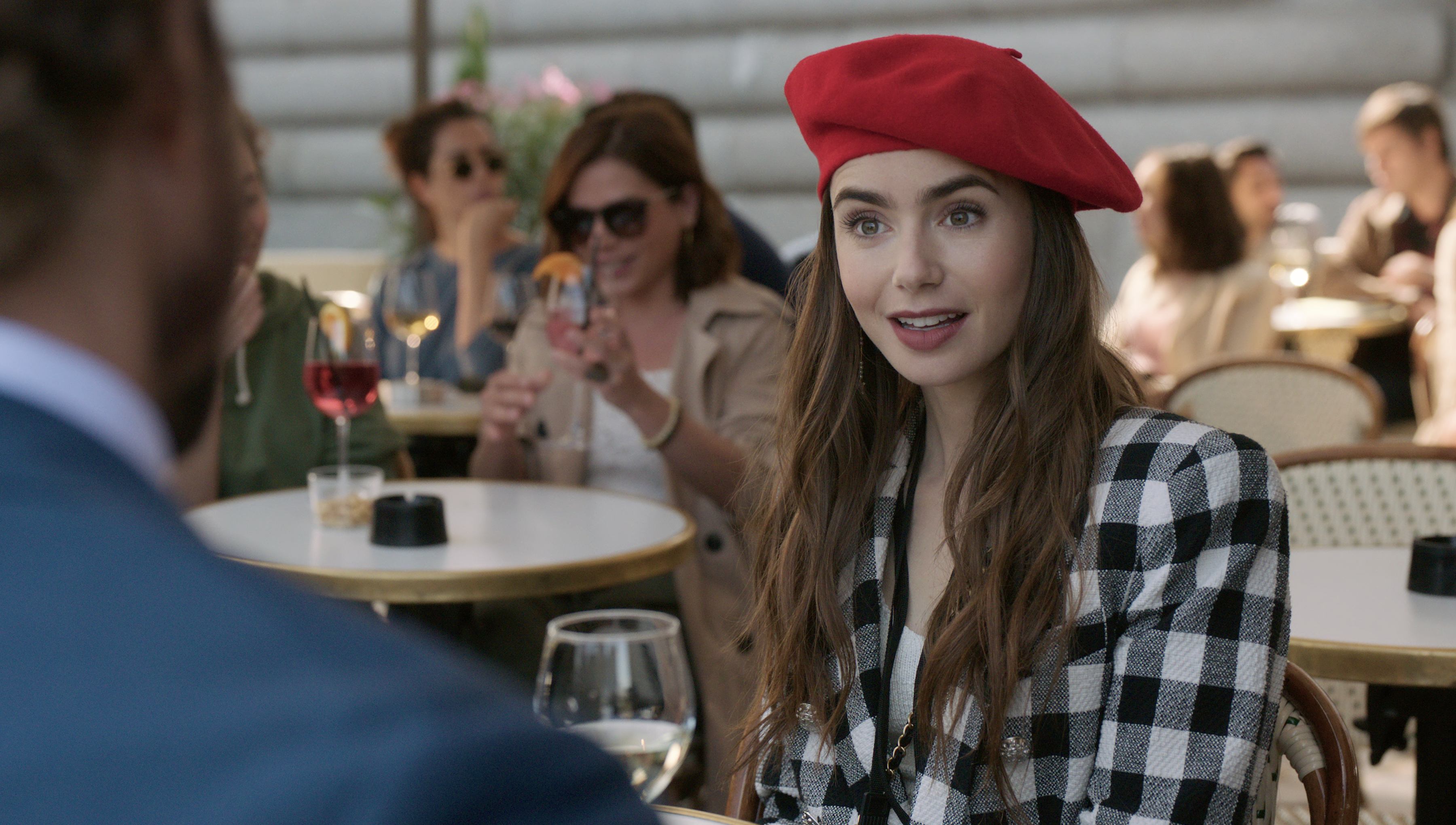 EMILY IN PARIS (L to R) LILY COLLINS as EMILY in episode 103 of EMILY IN PARIS. Cr. COURTESY OF NETFLIX © 2020 Netflix para LN.