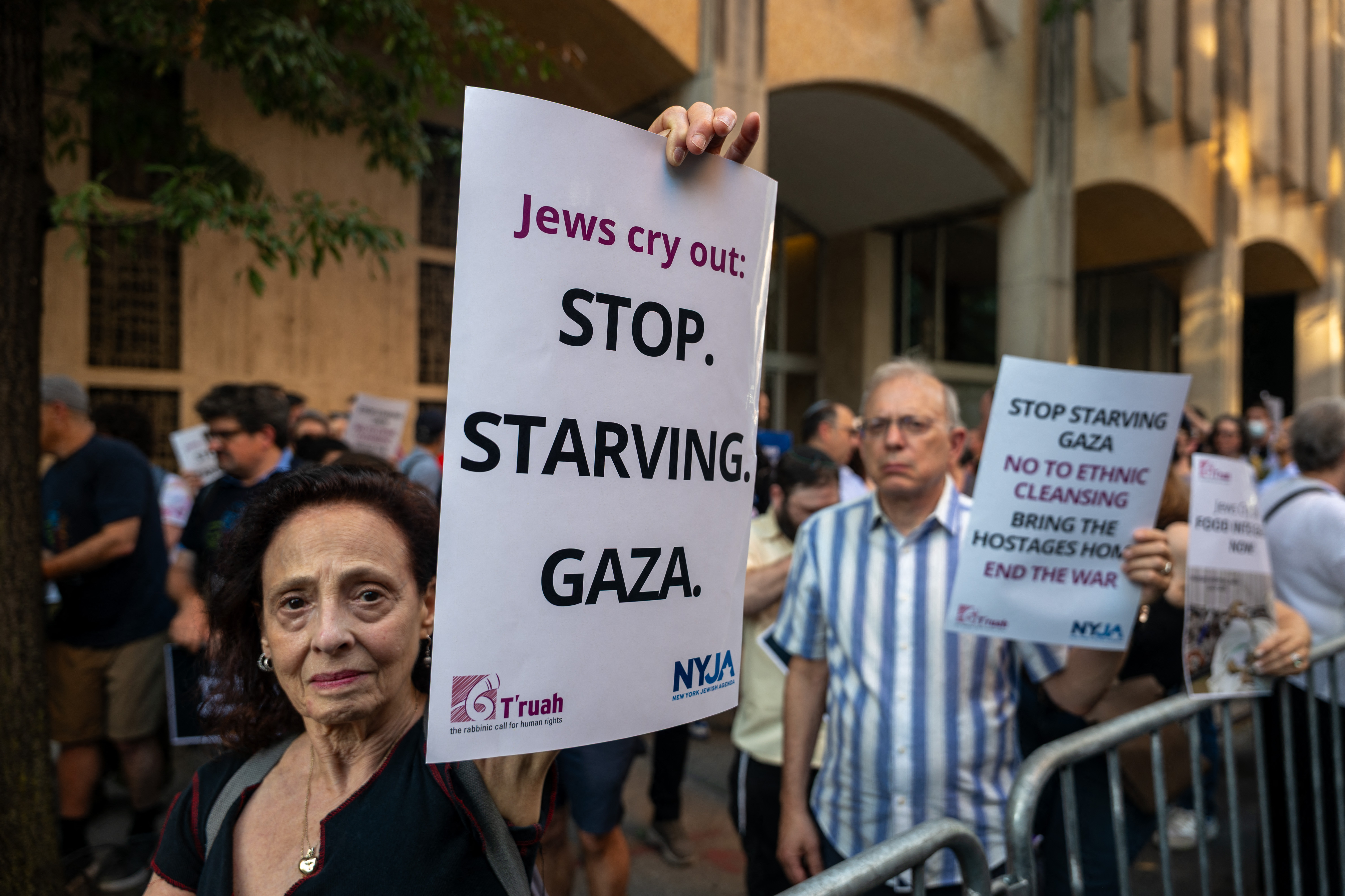 NUEVA YORK, NUEVA YORK - 28 DE JULIO: Personas, algunas pertenecientes a una coalición de grupos judíos, se congregan para exigir que Israel permita el ingreso de más ayuda a Gaza, frente al consulado israelí en Manhattan el 28 de julio de 2025, en la ciudad de Nueva York. Más de 100 personas participaron en la manifestación vespertina llamada "Los judíos claman: Permitan el ingreso de alimentos a Gaza". Israel se ha visto sometido a una creciente presión internacional para que permita el ingreso de más alimentos al territorio, ya que los residentes sufren hambruna y la guerra continúa a diario. Spencer Platt/Getty Images/AFP (Foto de SPENCER PLATT / GETTY IMAGES NORTH AMERICA / Getty Images vía AFP)
