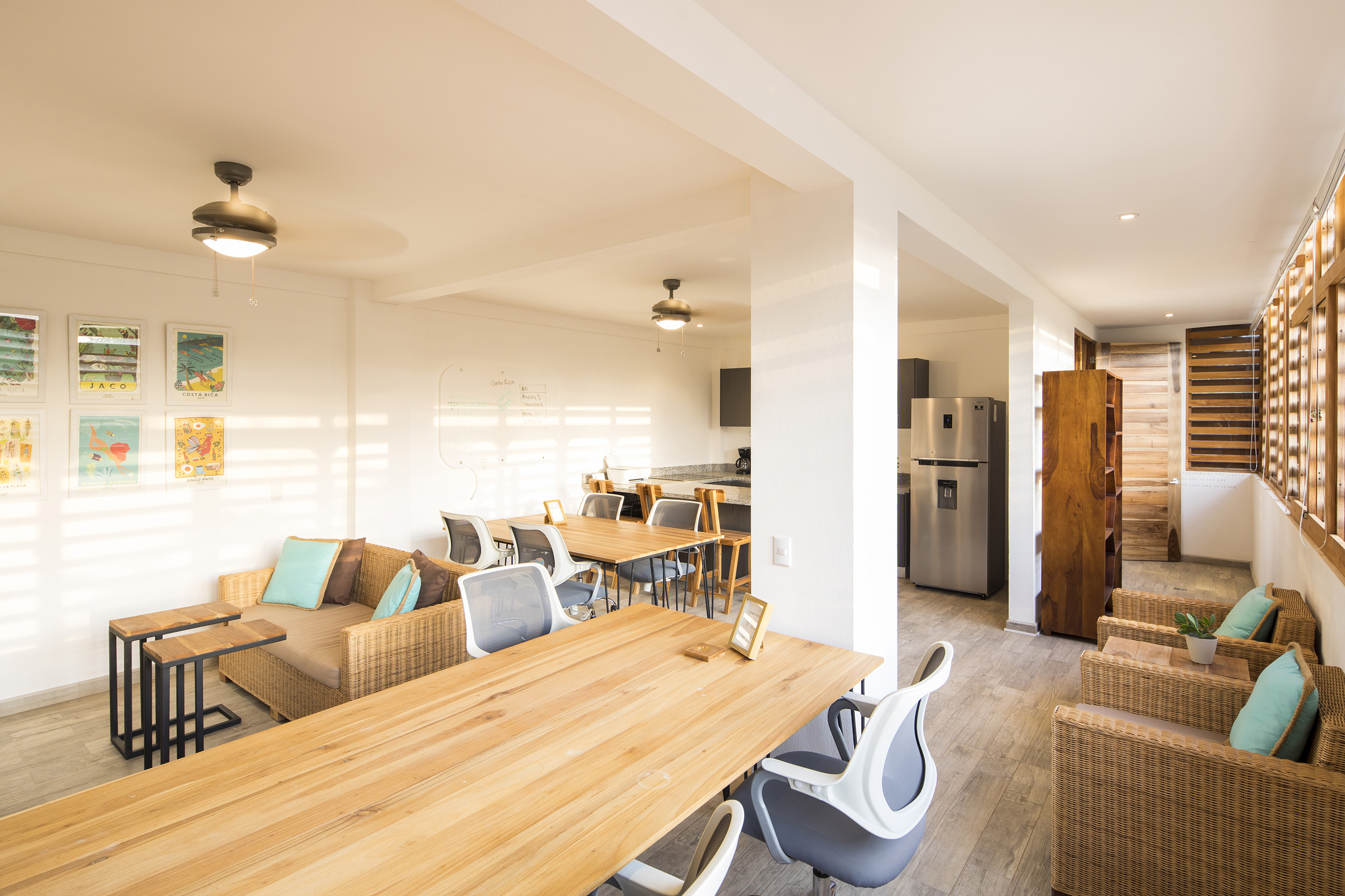 En Playa Bejuco, la Inmobiliaria El Rincón ofrece apartamentos con un adicional de un sitio especializado (coworking space) aparte para quienes hacen teletrabajo. Foto: Cortesía/ Andres Garcia Lachner