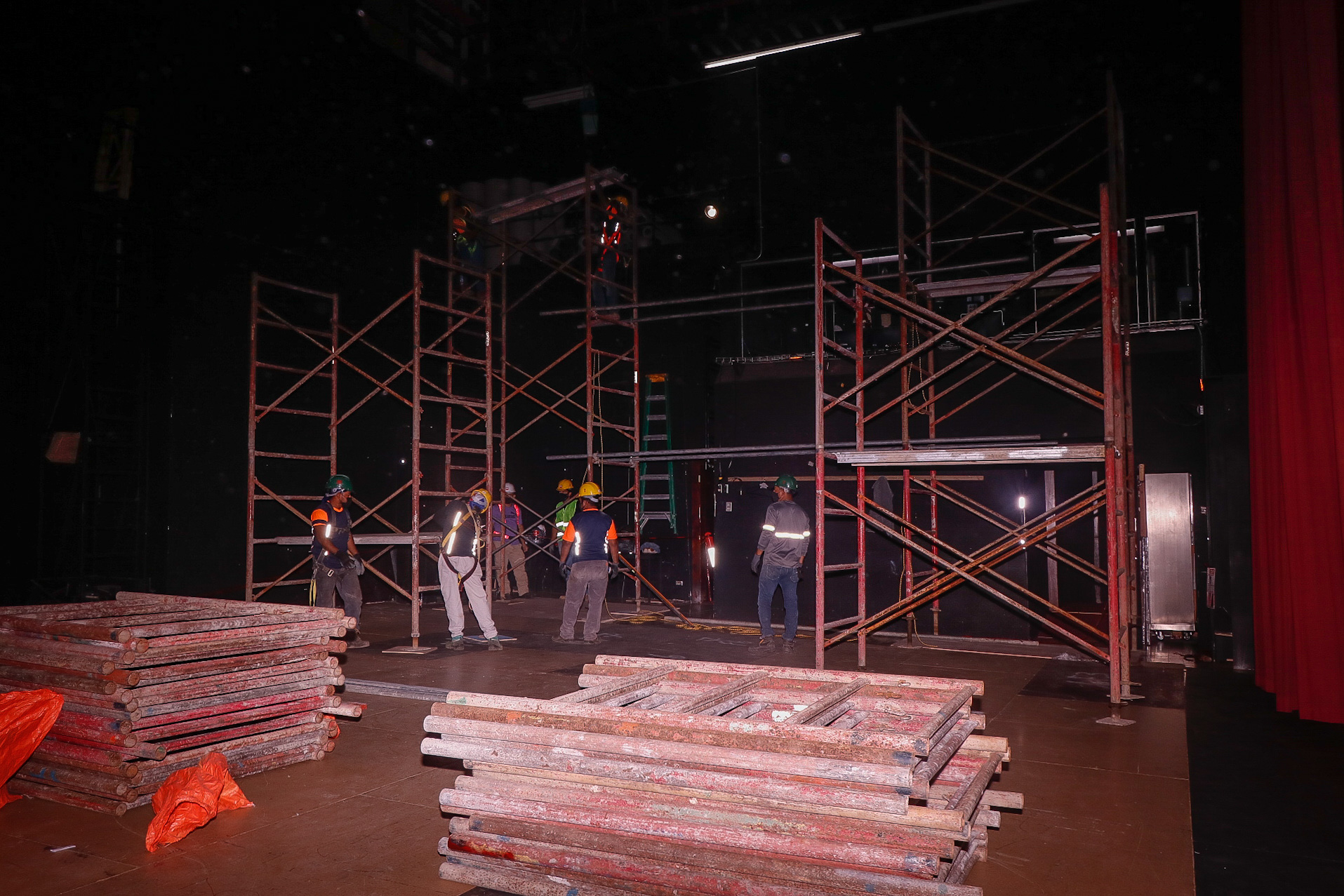 Los trabajadores ya colocan los andamios para comenzar con la construcción de la nueva tramoya. Este viernes llegarán las primeras partes metálicas.
Fotografía: Lilly Arce.